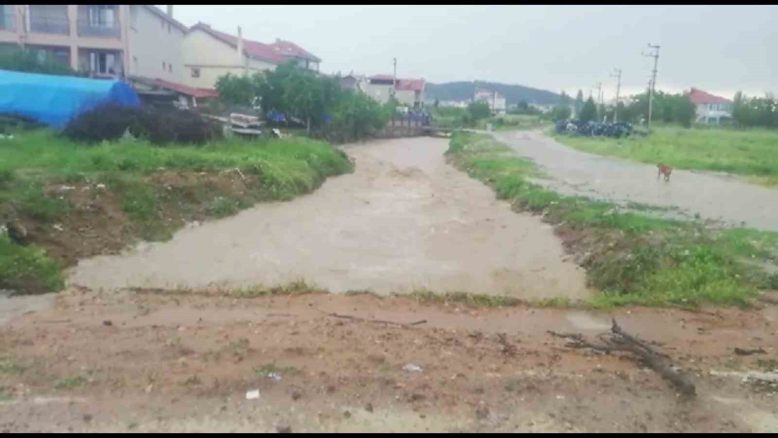 UŞAK’IN EŞME İLÇESİNDE ÖĞLEN SAATLERİNDE BAŞLAYAN SAĞANAK YAĞMUR YAĞIŞI HAYATI