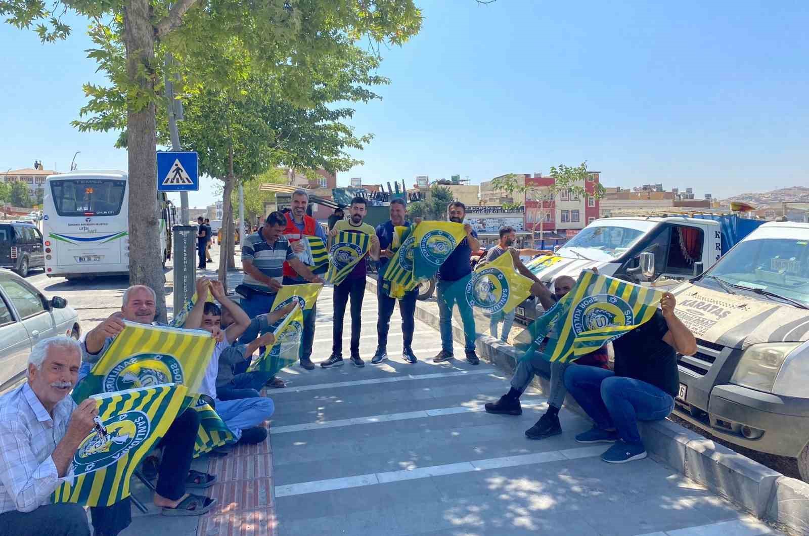 ESNAFA ŞANLIURFASPOR BAYRAĞI DAĞITILDI