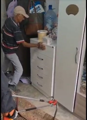 MERSİN'İN SİLİFKE İLÇESİNDE EVE GİREN YILAN, İTFAİYE EKİPLERİNCE YAKALANARAK DOĞAL