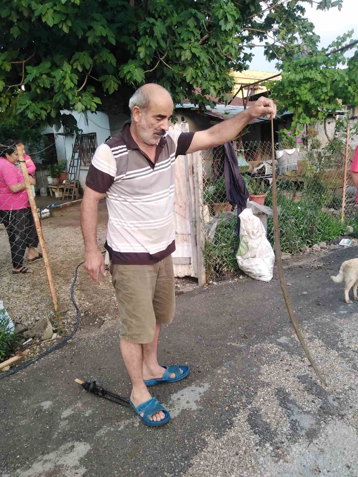EVDE YILANI ELİYLE YAKALAYAN BABA NEDİM ER