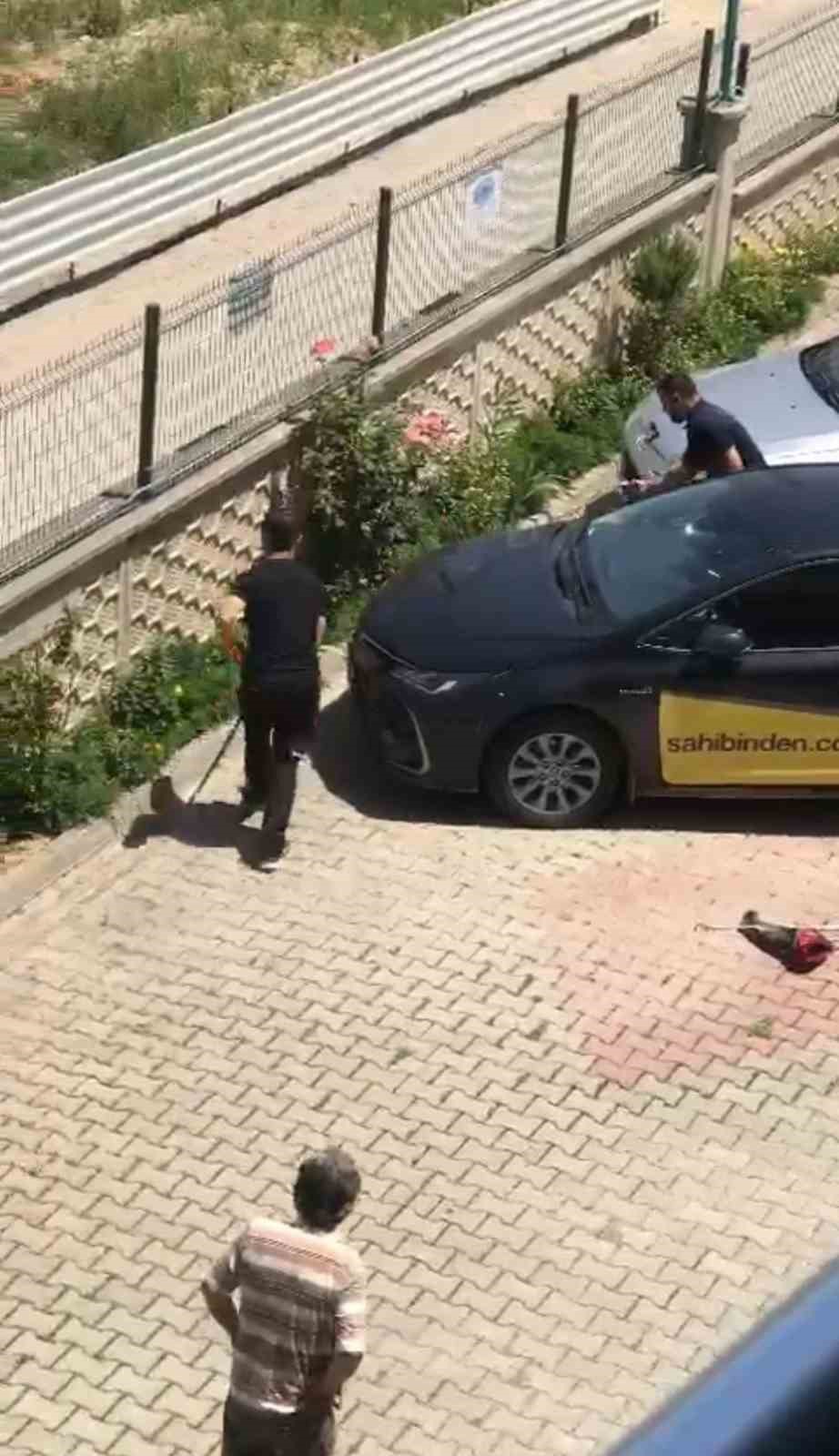 BURSA'NIN İNEGÖL İLÇESİ ESENTEPE MAHALLESİNDE BİR SİTENİN BAHÇESİNE GİREN YILAN