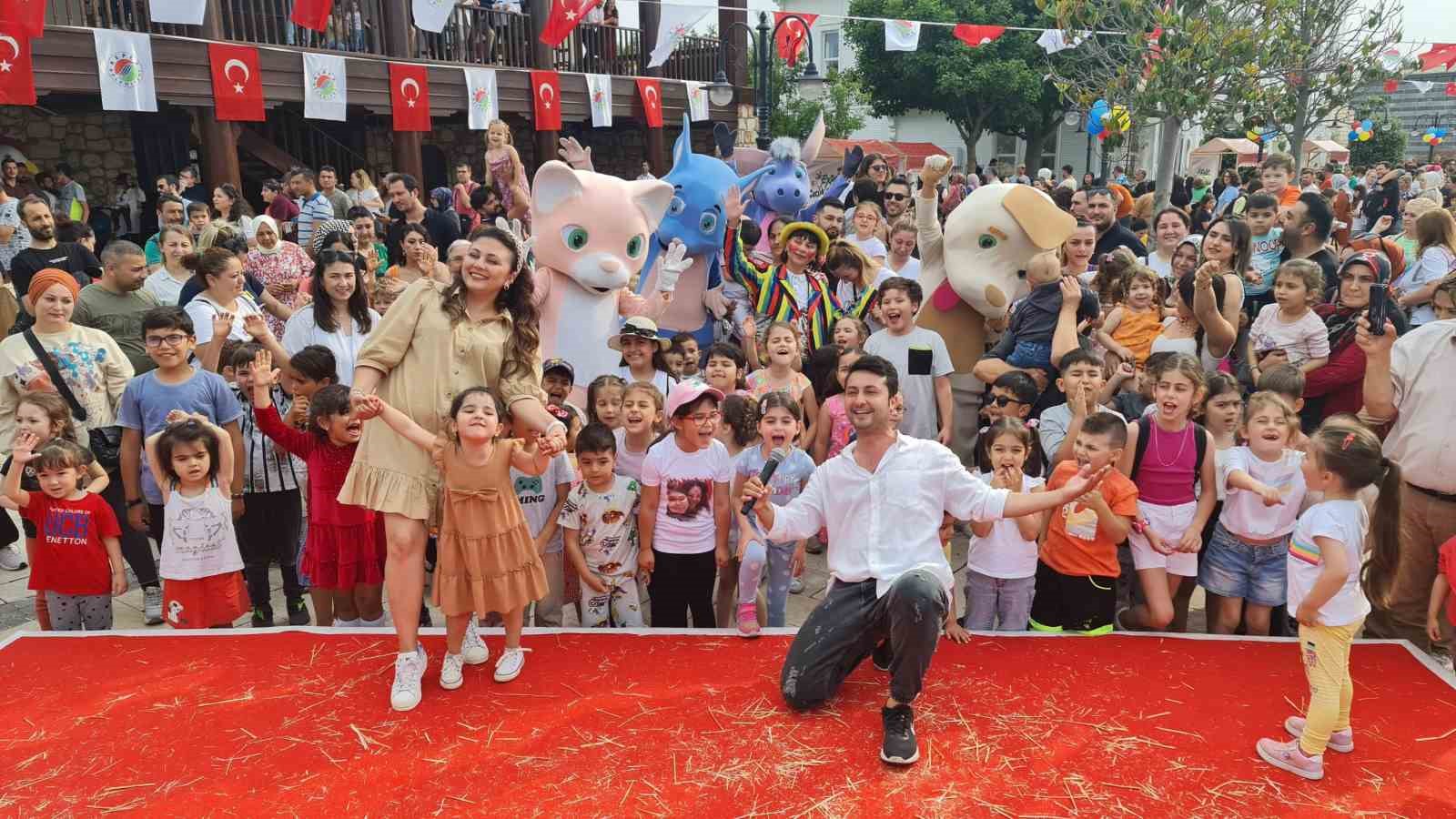 ÇİÇEK VE ÇOCUK TEMASIYLA, 52 ÜLKE BAHÇESİNİN YANI SIRA TEMATİK