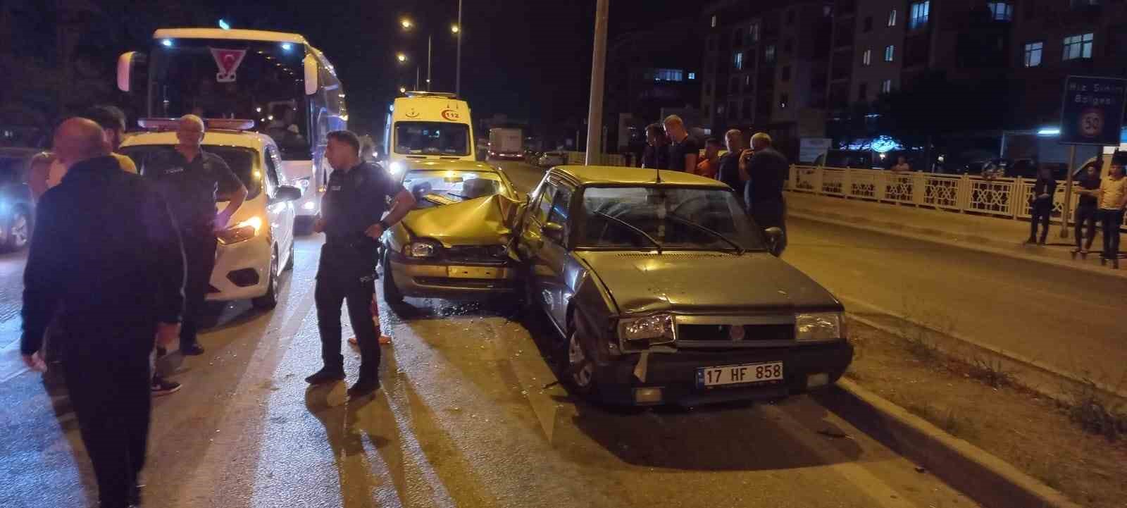 ÇANAKKALE (İHA) - ÇANAKKALE’NİN EZİNE İLÇESİNDE 4 ARACIN KARIŞTIĞI MADDİ