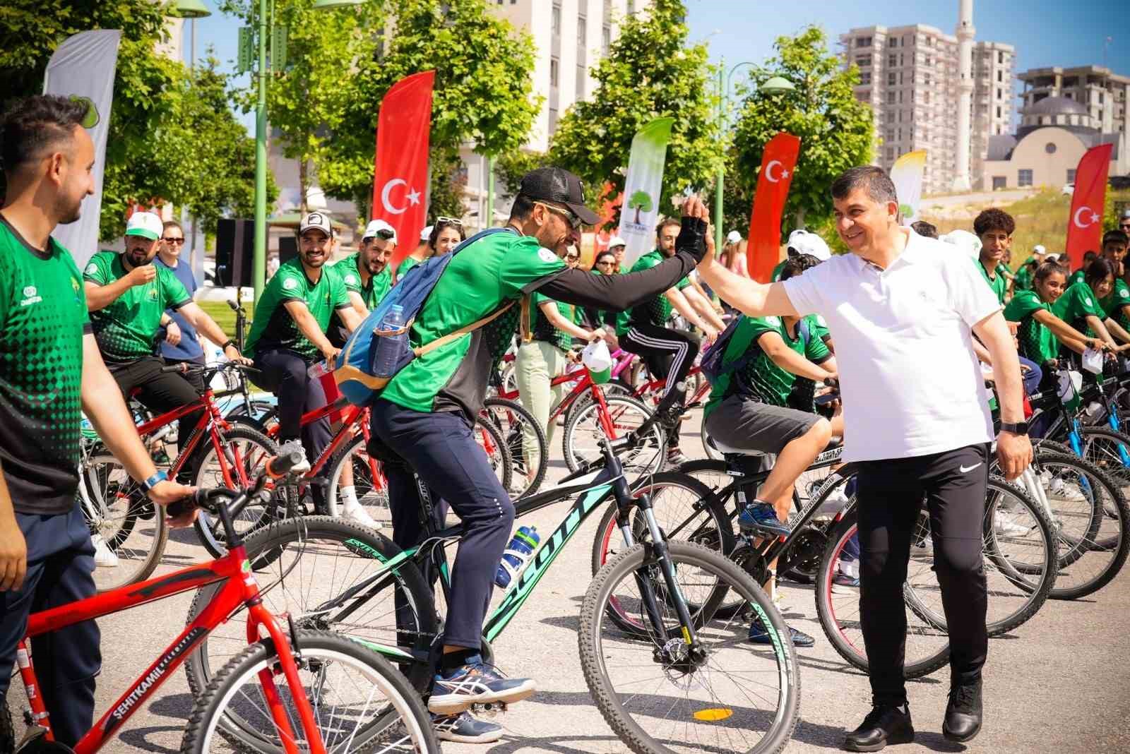 FADILOĞLU, GENÇLERLE BİRLİKTE PEDALLADI