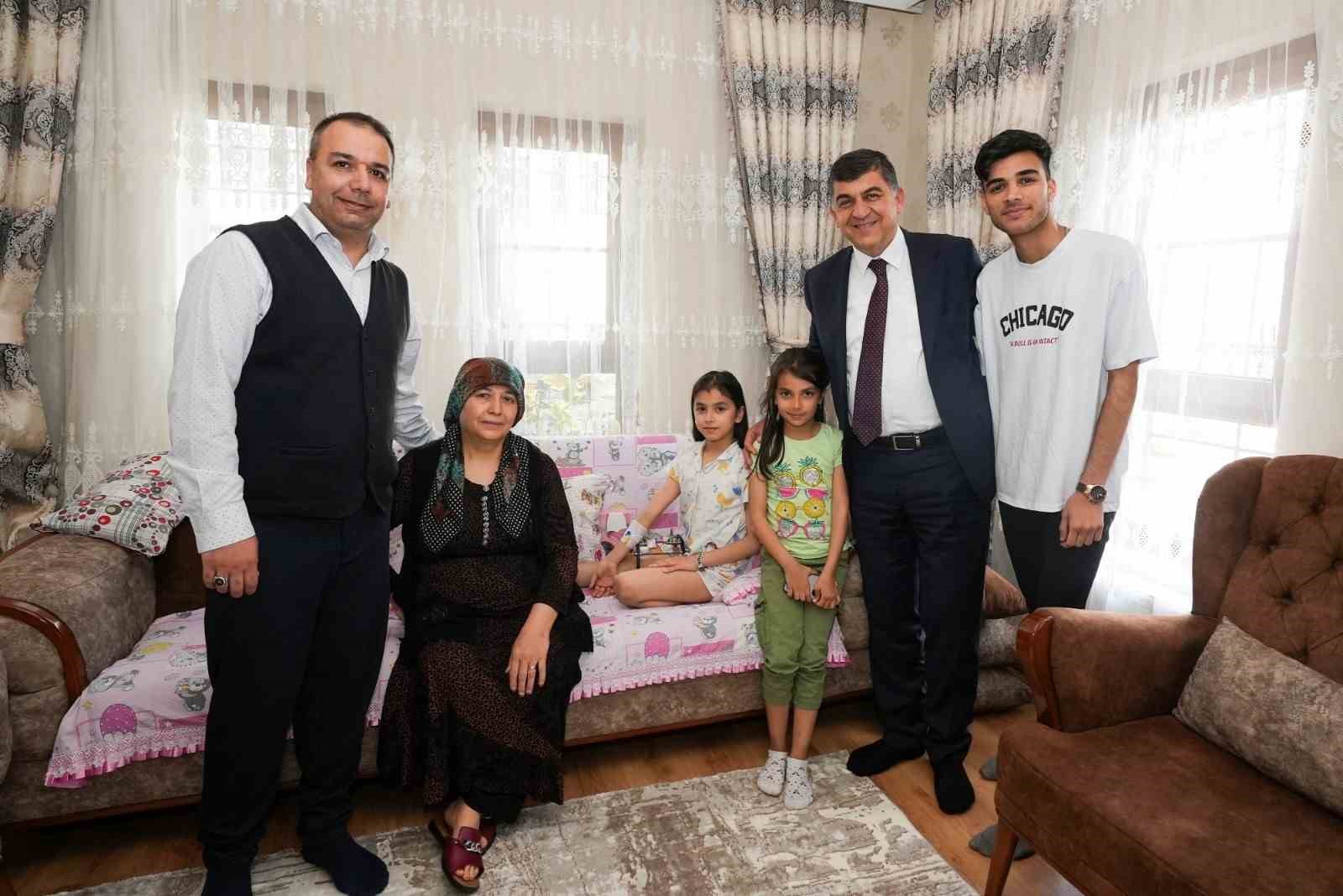 ŞEHİTKAMİL BELEDİYE BAŞKANI RIDVAN FADILOĞLU, AMELİYAT OLAN ÖMÜR GÜLER ÖCÜK’E