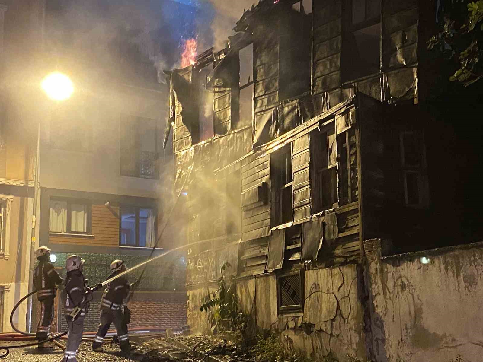 FATİH’TE ALEVLER GECEYİ AYDINLATTI