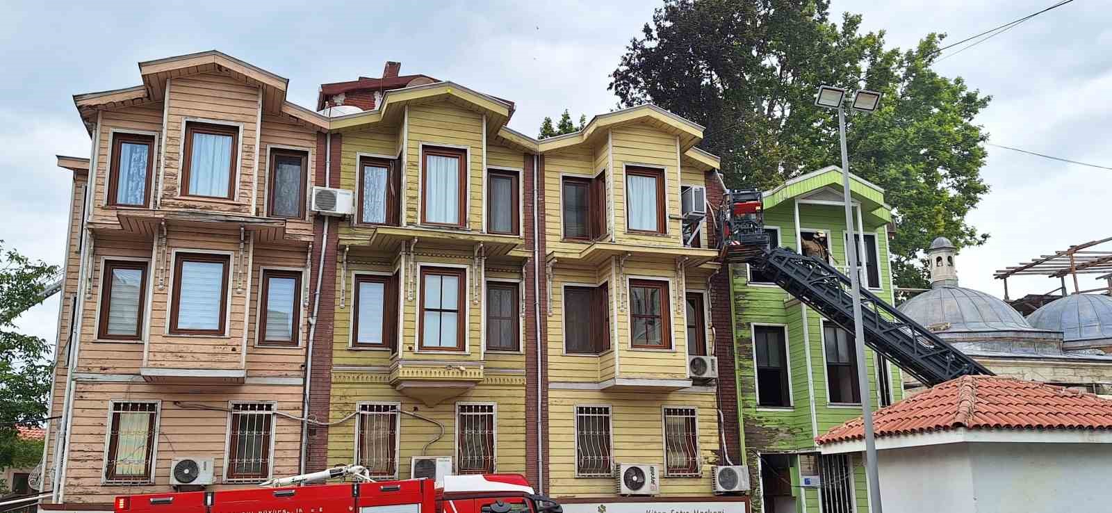 SÜLEYMANİYE KÜLLİYESİ ŞİFAHANESİ’NİN YANINDA BULUNAN VAKFA VE DERNEĞE AİT İKİ