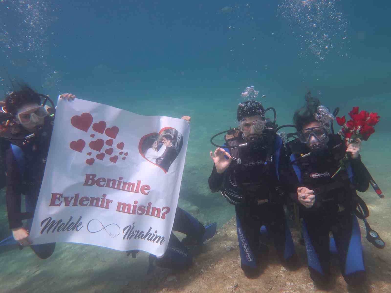 FETHİYE'DE DENİZ ALTINDA AFİŞLİ EVLİLİK TEKLİFİ