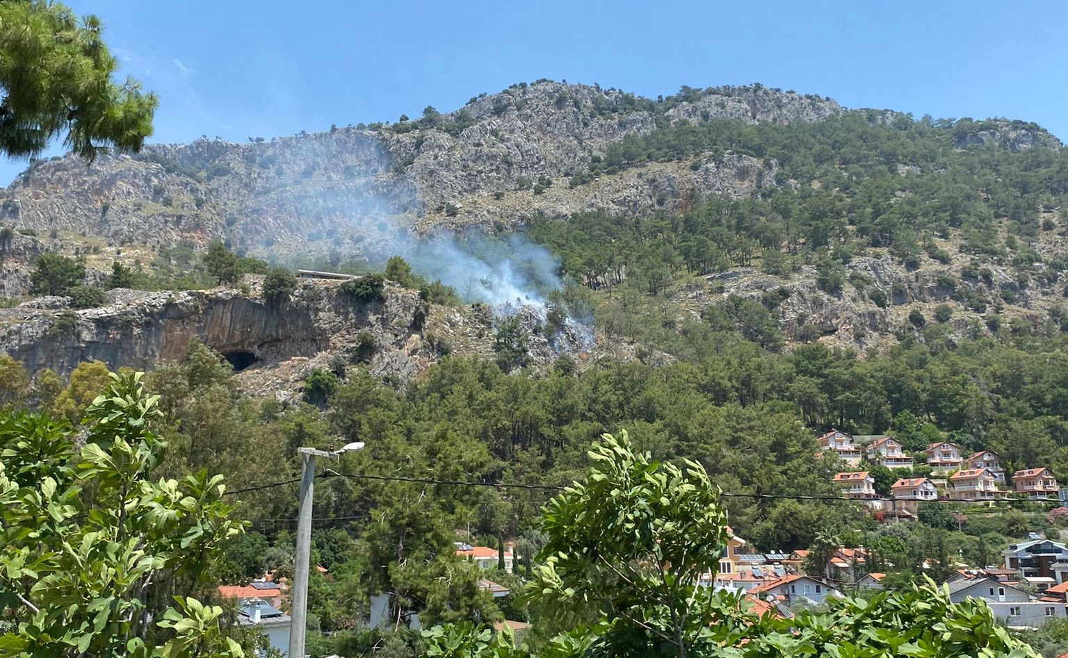 MUĞLA'NIN FETHİYE İLÇESİNDE ÇIKAN ORMAN YANGINI EKİPLERİN ZAMANINDA MÜDAHALESİ İLE