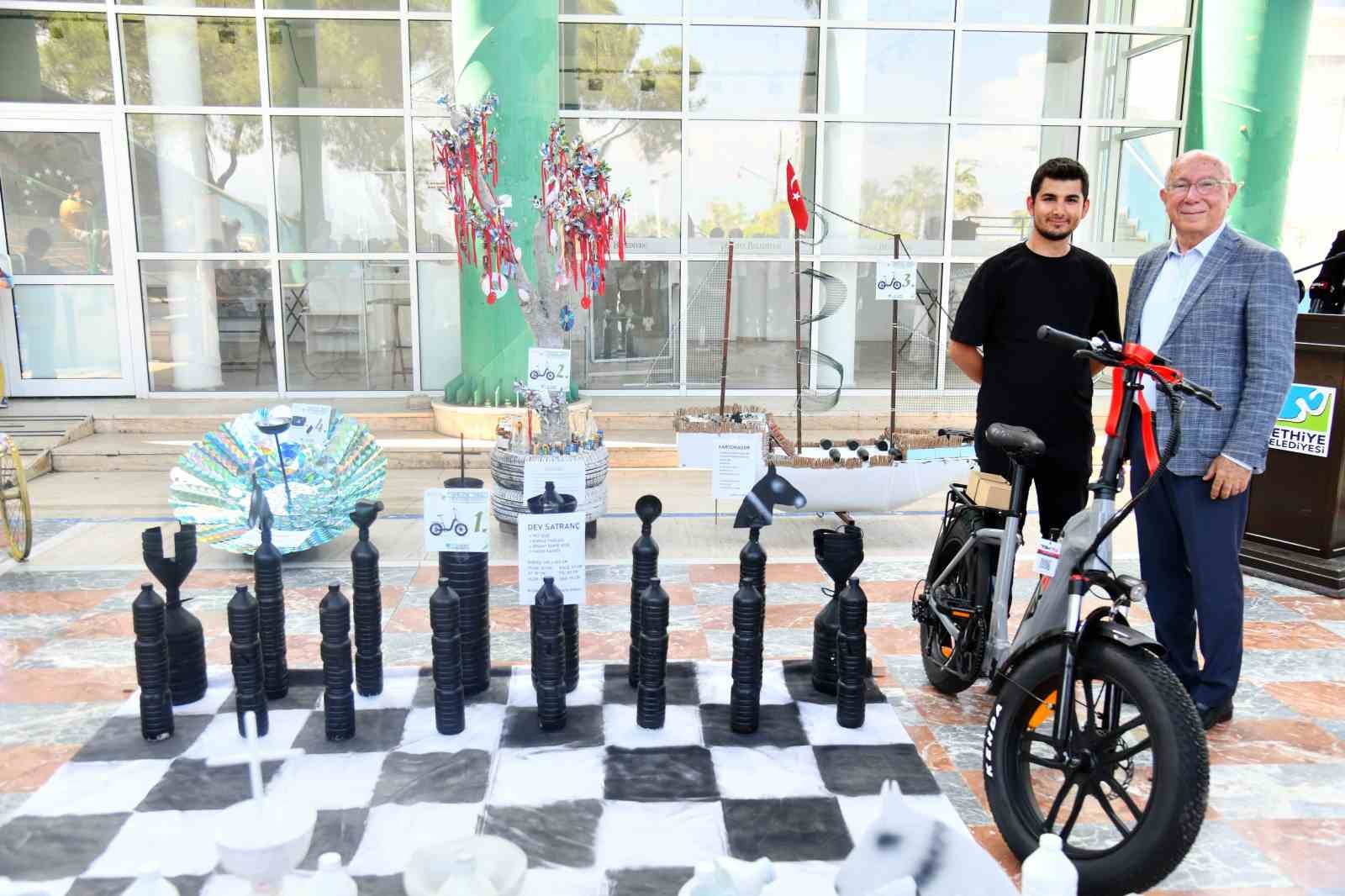 FETHİYE'DE SIFIR ATIK OBJE YARIŞMASINDA ÖDÜLLER SAHİPLERİNİ BULDU