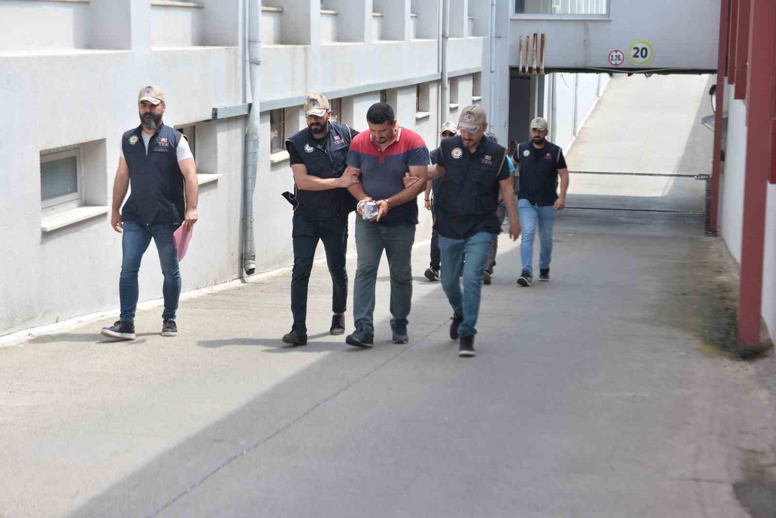 ADANA POLİSİ FETÖ’DEN HÜKÜM GİYEN 3’Ü İHRAÇ POLİS VE 1’İ