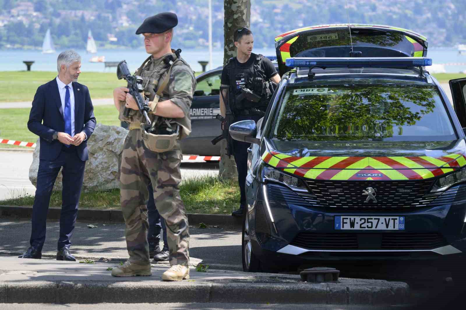 OLAY, FRANSA’NIN GÜNEYDOĞUSUNDAKİ ANNECY BÖLGESİNDE BULUNAN GÖL KENARINDAKİ BİR PARKTA