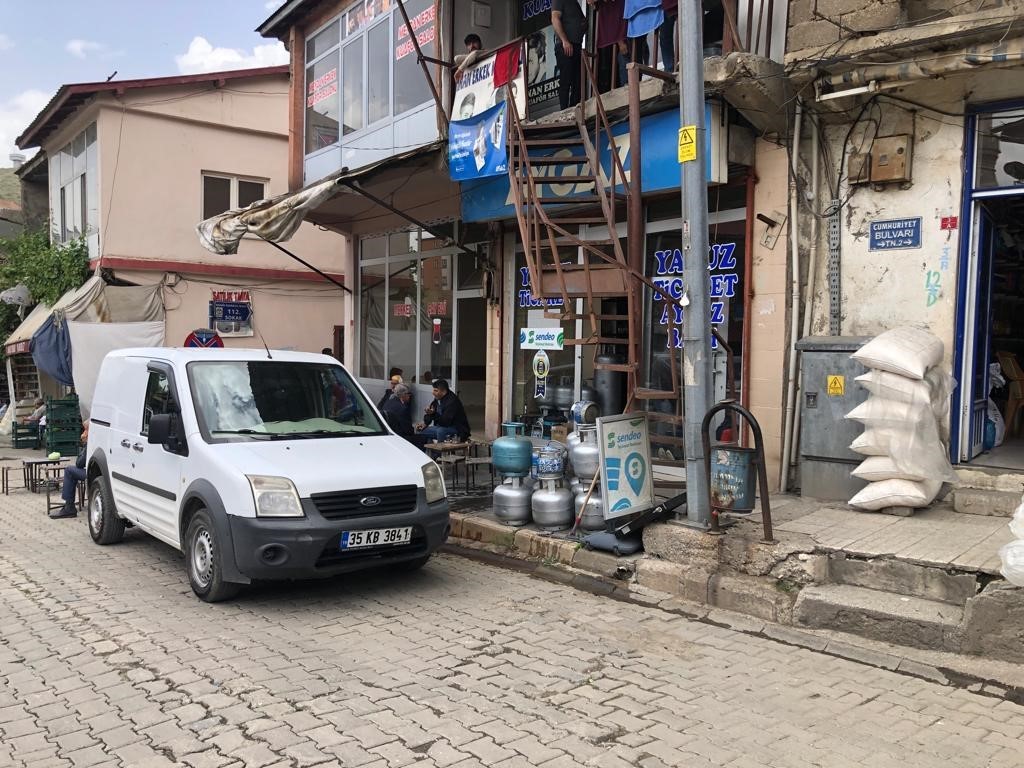 KAZA, HİZAN İLÇE MERKEZİNDEKİ BİR İŞ YERİNİN ÖNÜNDE MEYDANA GELDİ