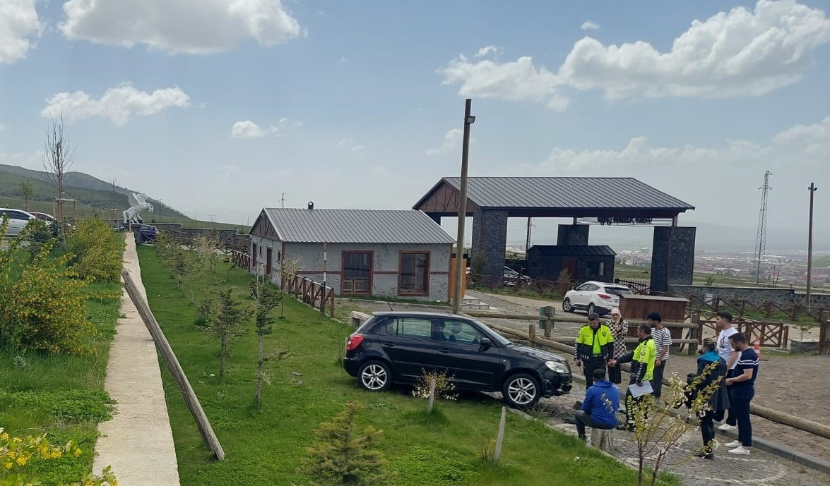 ERZURUM’DA BİR BAYAN SÜRÜCÜ ARACINI PARK ETTİKTEN SONRA FREN YERİNE