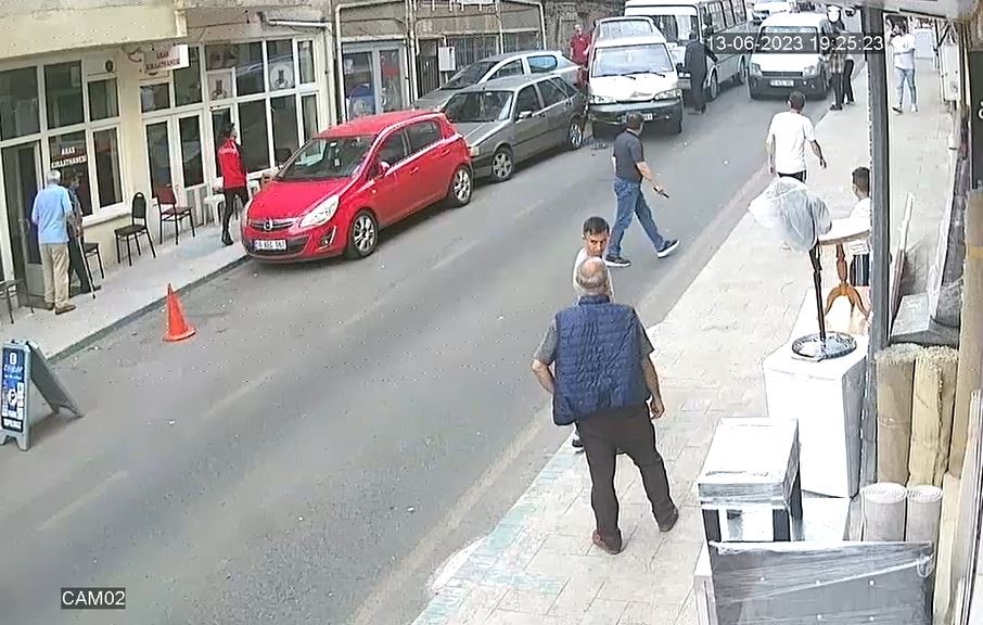 TEKİRDAĞ’IN SÜLEYMANPAŞA İLÇESİNDE İDDİAYA GÖRE FRENİ BOŞALAN MİNİBÜS, PARK HALİNDEKİ