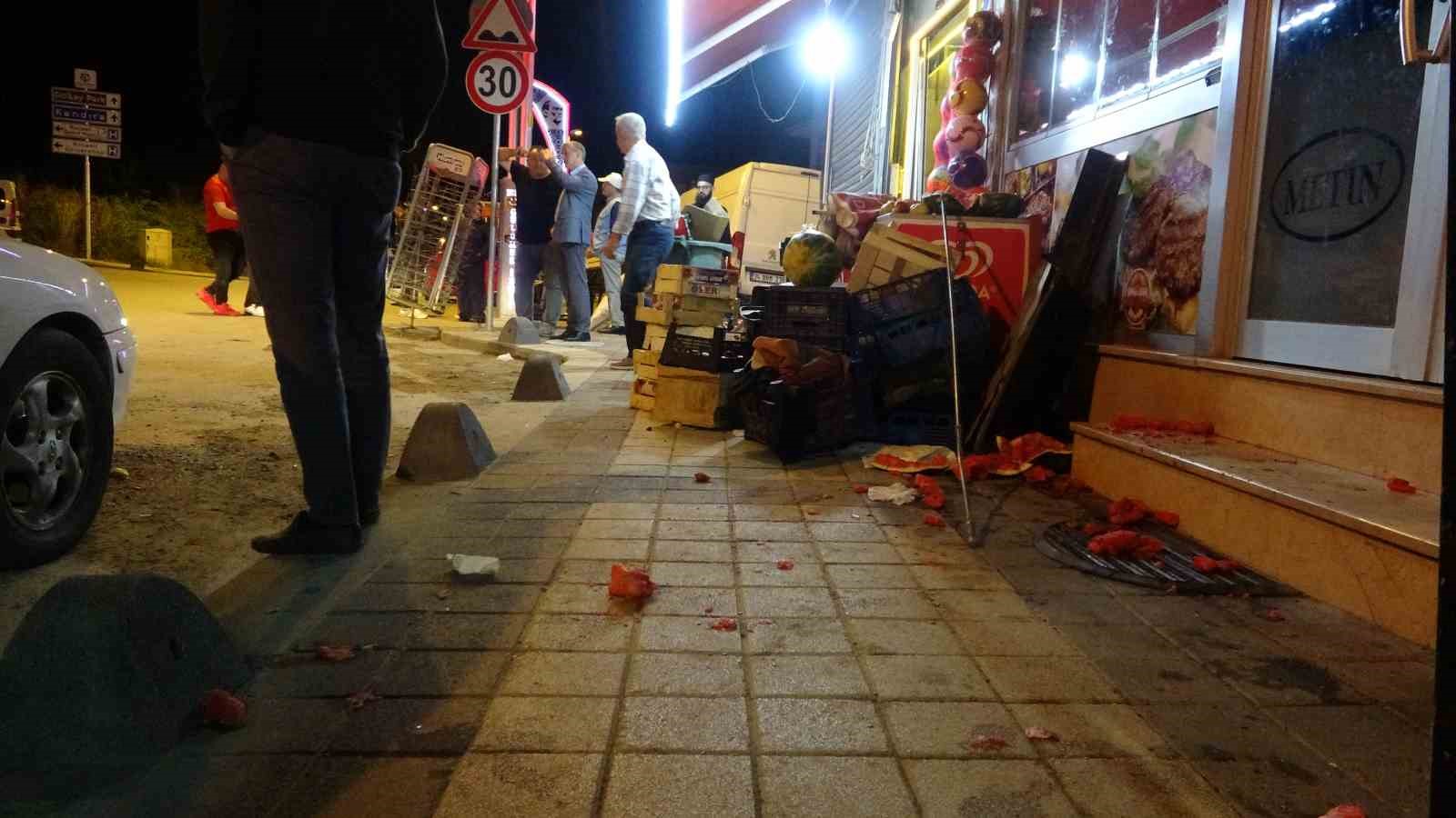 KOCAELİ’DE PARK HALİNDEYKEN FRENİ BOŞAN SERVİS MİDİBÜSÜ MARKETE ÇARPARAK DURABİLDİ.