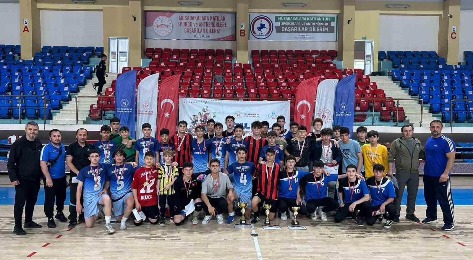 FUTSAL ŞAMPİYONASINDA ERKEKLERDE OSMAN KUYUMCU ANADOLU İMAM HATİP LİSESİ, KIZLARDA