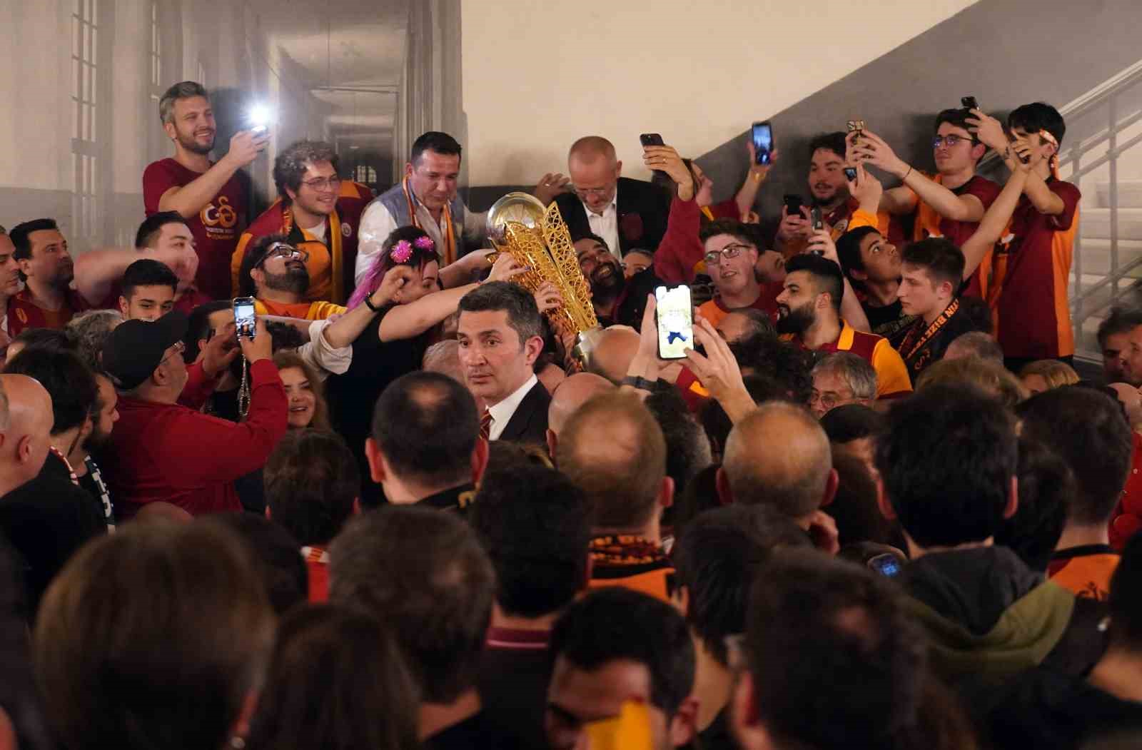 SPOR TOTO SÜPER LİG ŞAMPİYONU GALATASARAY’DA KUTLAMALAR, LEVENT’TE BULUNAN GALATASARAYLILAR