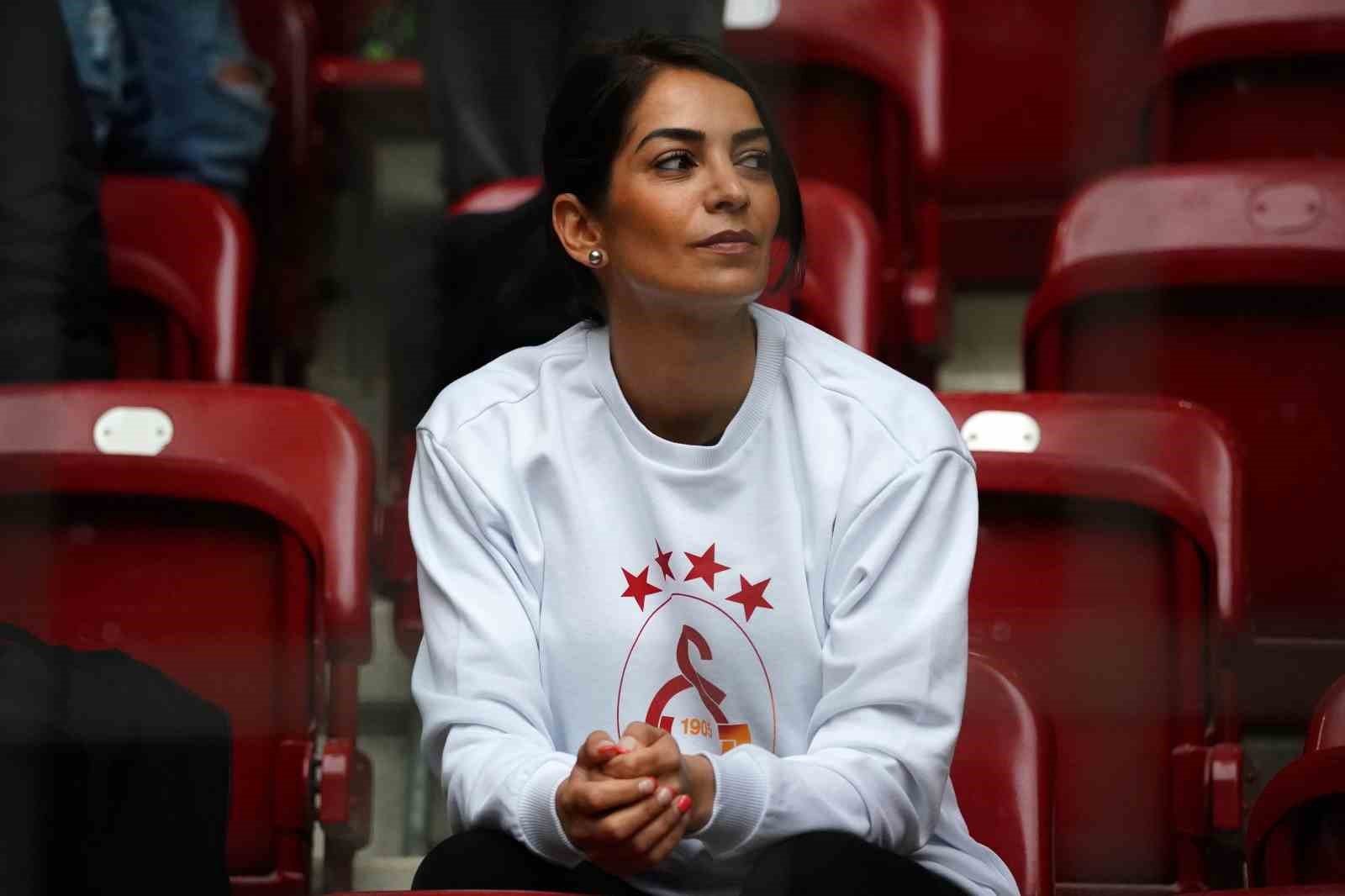 BU SEZON İÇ SAHA KARŞILAŞMALARINDA TAKIMLARINI YALNIZ BIRAKMAYAN GALATASARAY TARAFTARI,