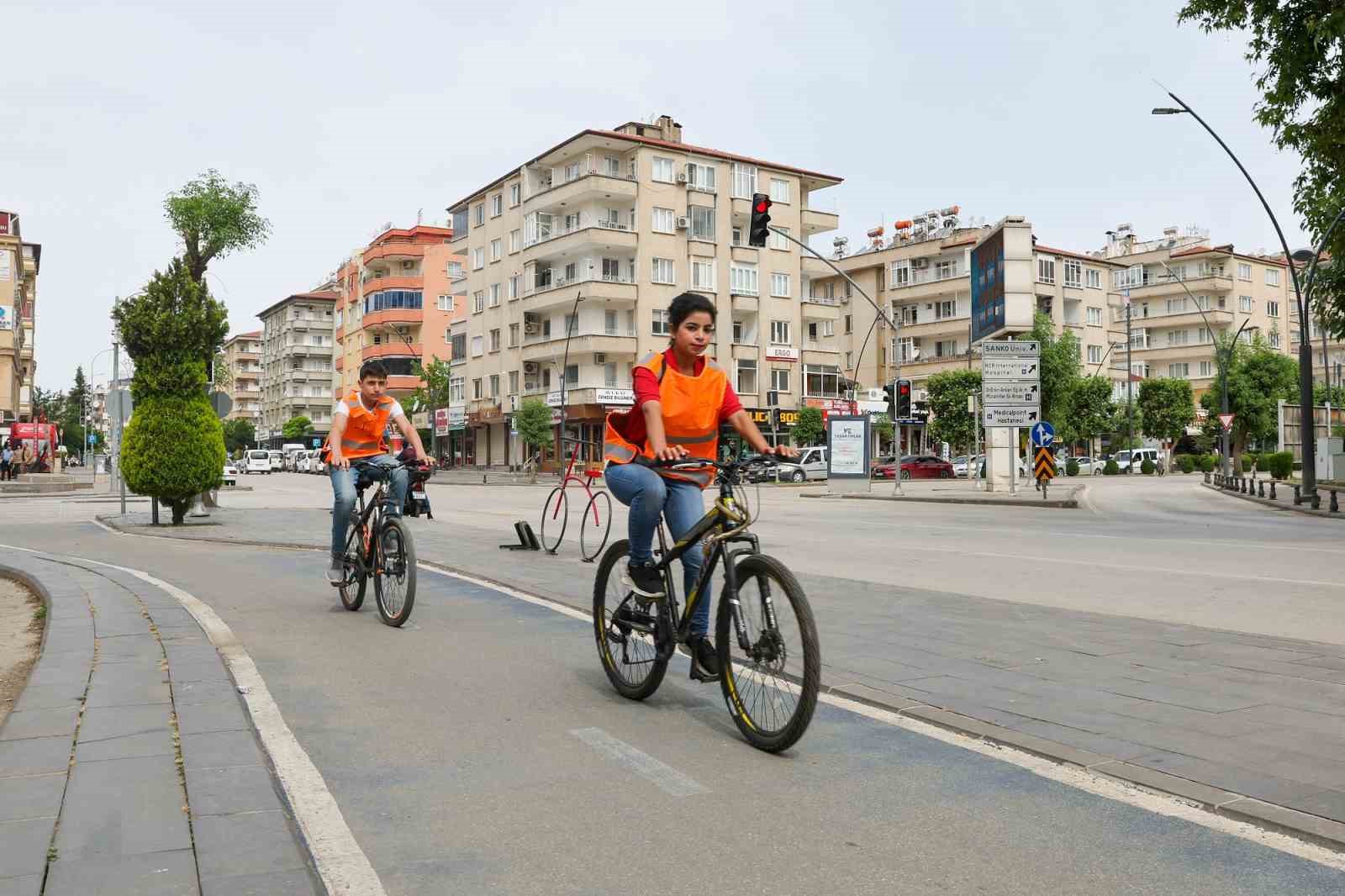 BÜYÜKŞEHİR, BİSİKLET VE ELEKTRİKLİ SCOOTER SÜRÜCÜLERİNE 6 BİN ADET REFLEKTİF