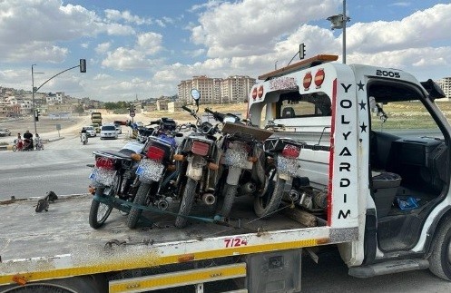 GAZİANTEP'TE TRAFİK EKİPLERİ, PLAKASIZ, TESCİLSİZ, KASKSIZ MOTOSİKLET SÜRÜCÜLERİNE YÖNELİK TRAFİK