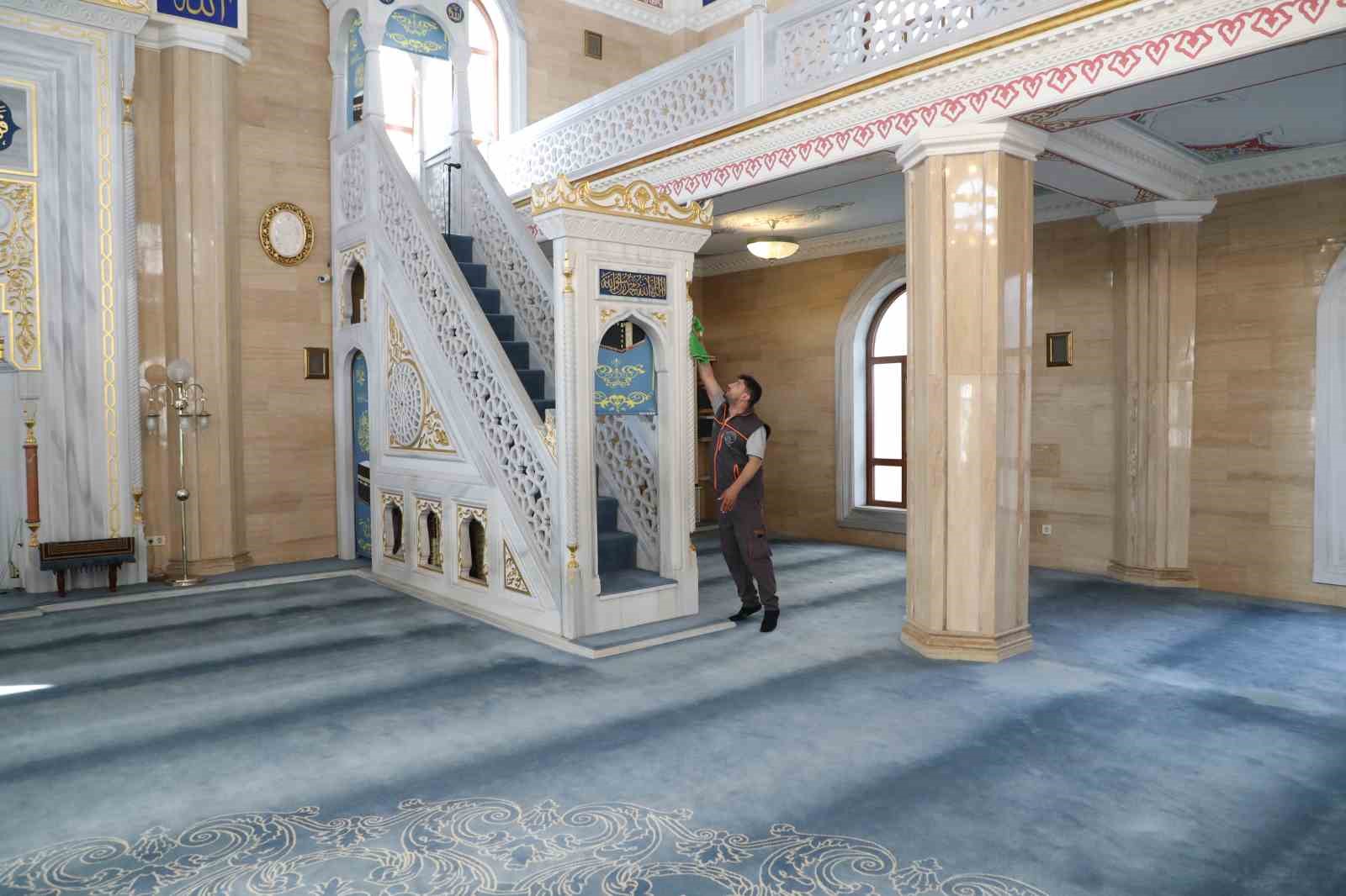 GAZİOSMANPAŞA BELEDİYESİ, KURBAN BAYRAM'I HAZIRLIKLARI KAPSAMINDA CAMİLER GÜL SUYUYLA YIKADI.