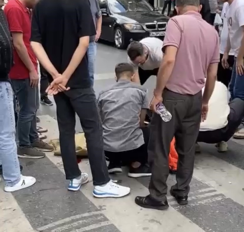 İSTANBUL GAZİOSMANPAŞA’DA BİR KİŞİ, CADDE ÜZERİNDEKİ TELEFONCUYA GİREREK ARALARINDA HUSUMET