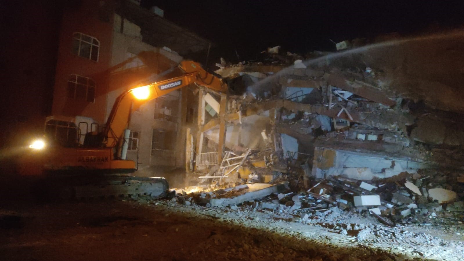 HATAY'IN KIRIKHAN İLÇESİNDE DEPREMDE AĞIR HASAR ALDIĞI İÇİN BOŞALTILAN 