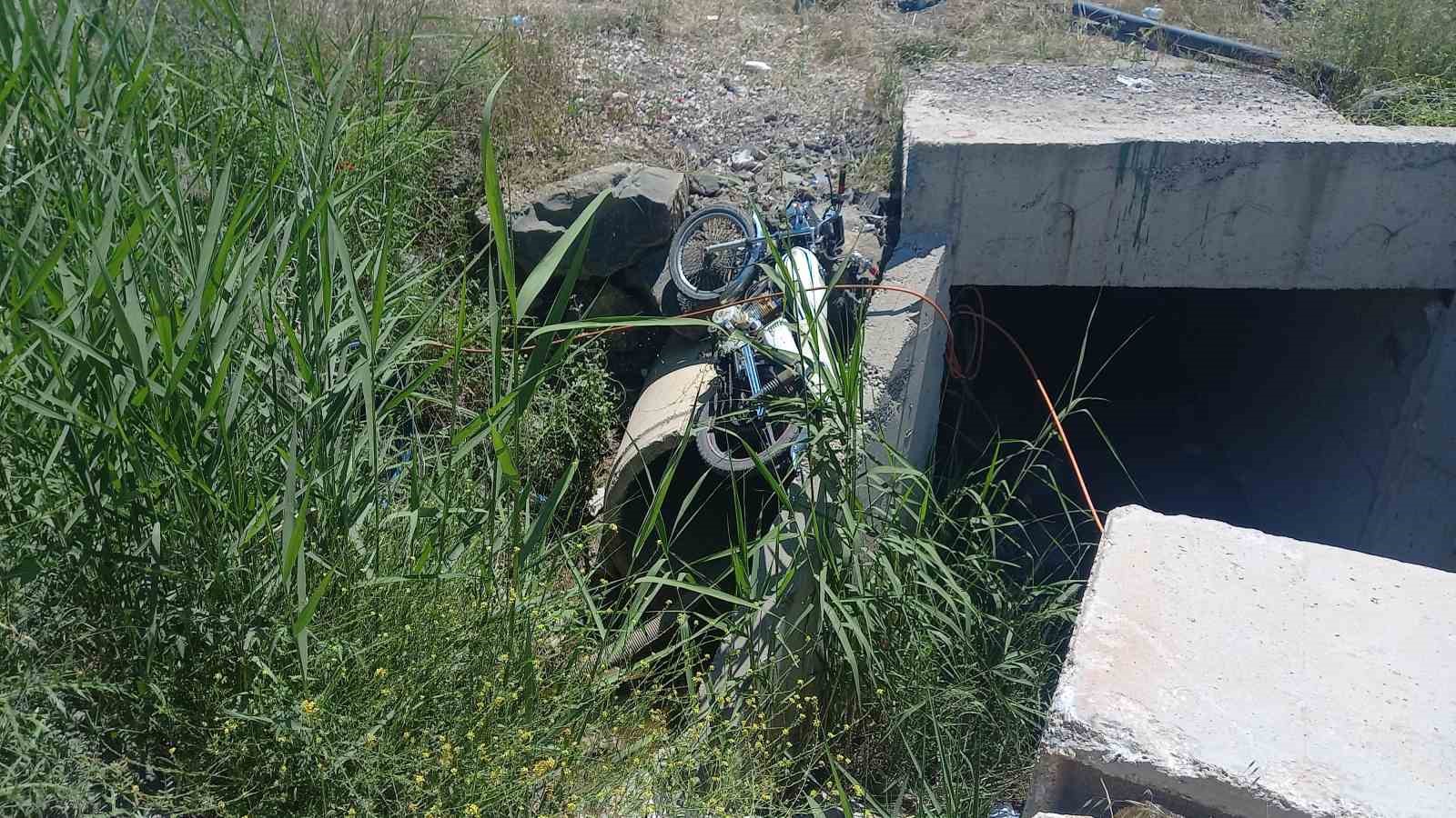 GEDİZ’DE MOTOSİKLET KAZASI, 2 YARALI