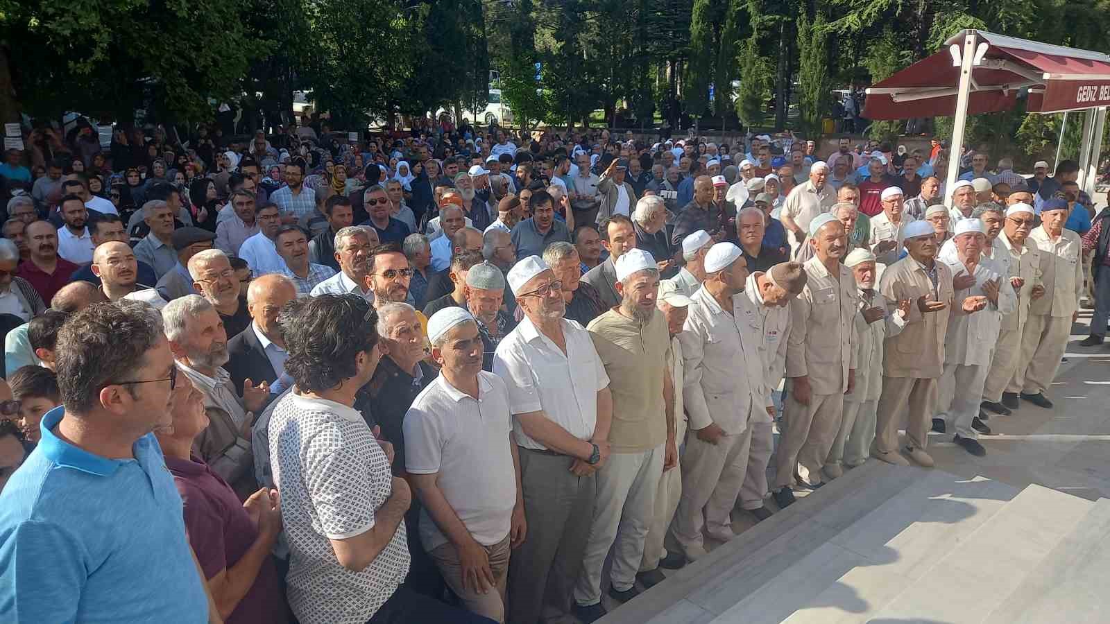 GEDİZ’DE SON HACI KAFİLESİ DUALARLA UĞURLANDI