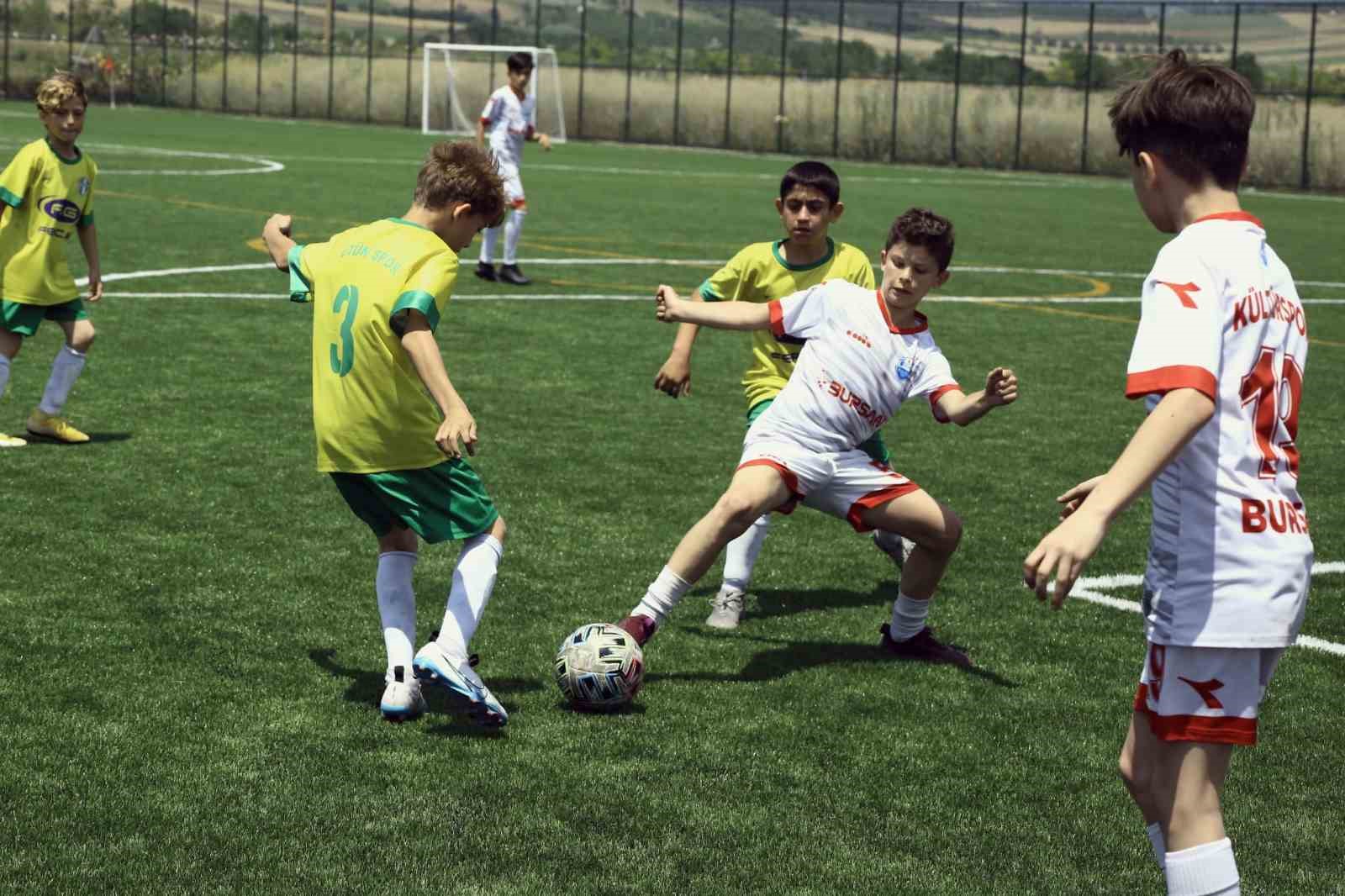A MİLLİ FUTBOL TAKIMINA 3 GENÇ MİLLİ TAKIMINA 29 OYUNCU