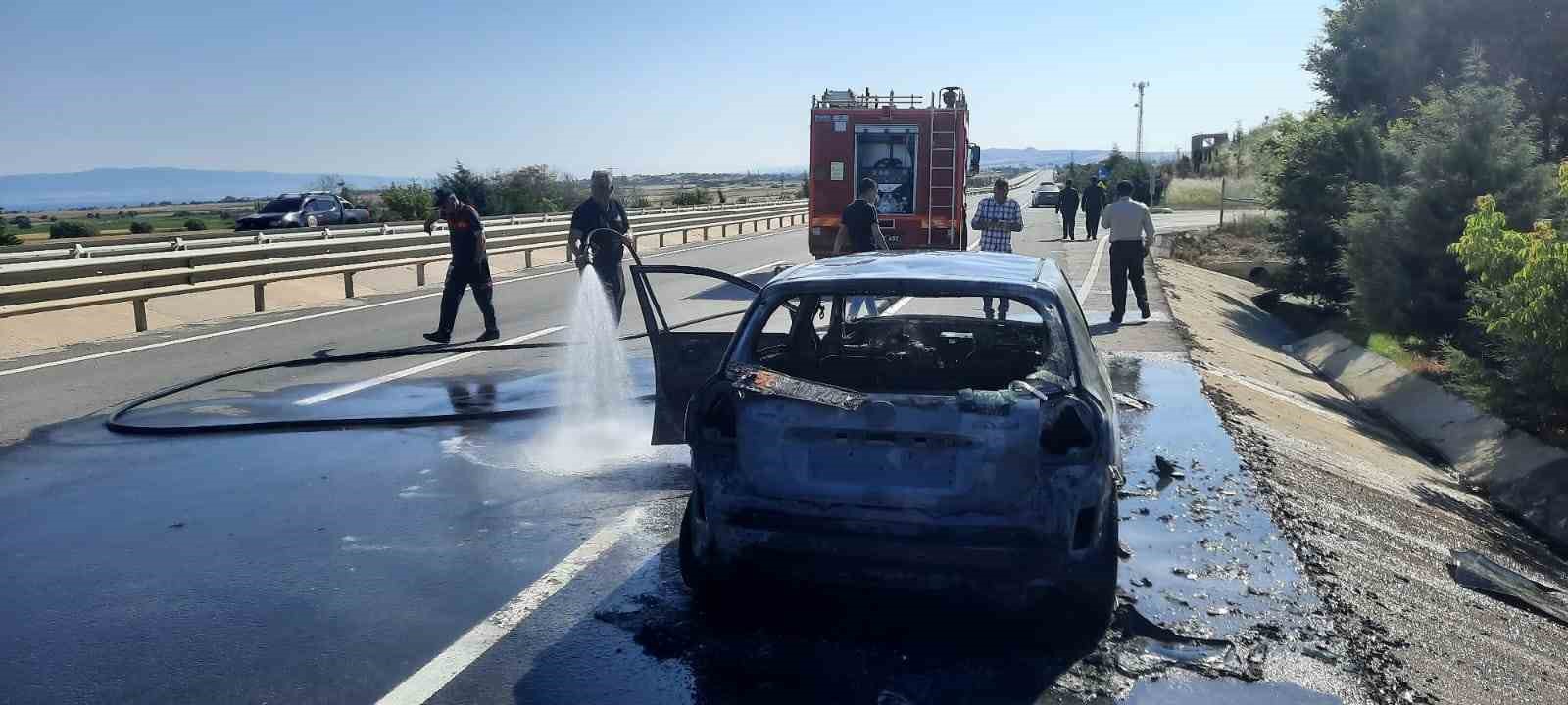 ÇANAKKALE’NİN GELİBOLU İLÇESİNDEN İSTANBUL'A SEYİR HALİNDEYKEN ALEV ALAN OTOMOBİL KULLANILAMAZ