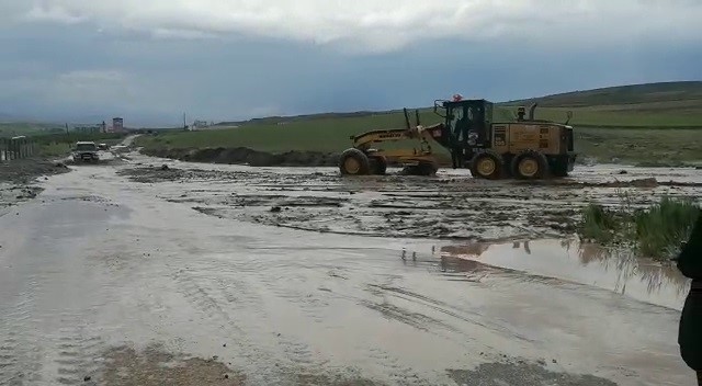 SELİN ÇEKİLMESİ SONRASI TEMİZLENEN YOL YENİDEN ULAŞIMA AÇILDI.