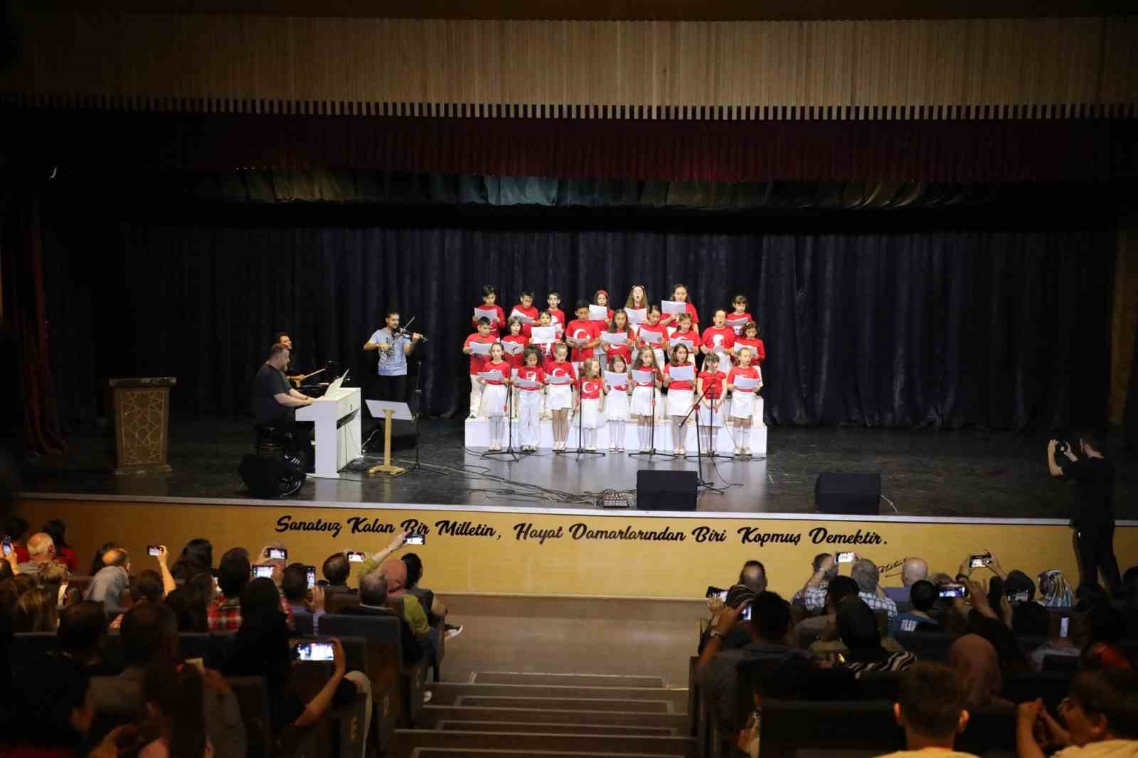 GEMLİK BELEDİYESİ ÇOCUK KOROSU, CEMİL MERİÇ KÜLTÜR MERKEZİ’NDE VERDİĞİ KONSERLE