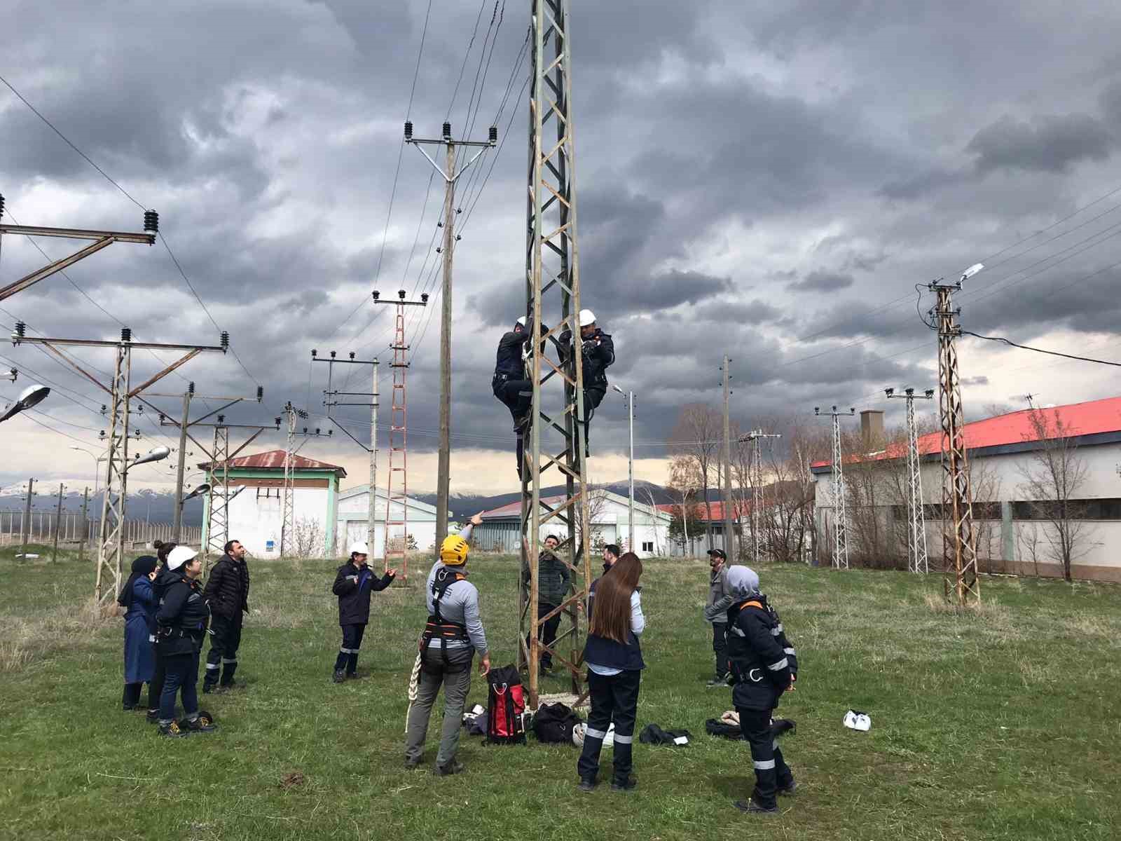 METRELERCE YÜKSEKLİKTEKİ ELEKTRİK DİREKLERİNE TIRMANARAK TEKNİK BİLGİ VE İŞ SAĞLIĞI