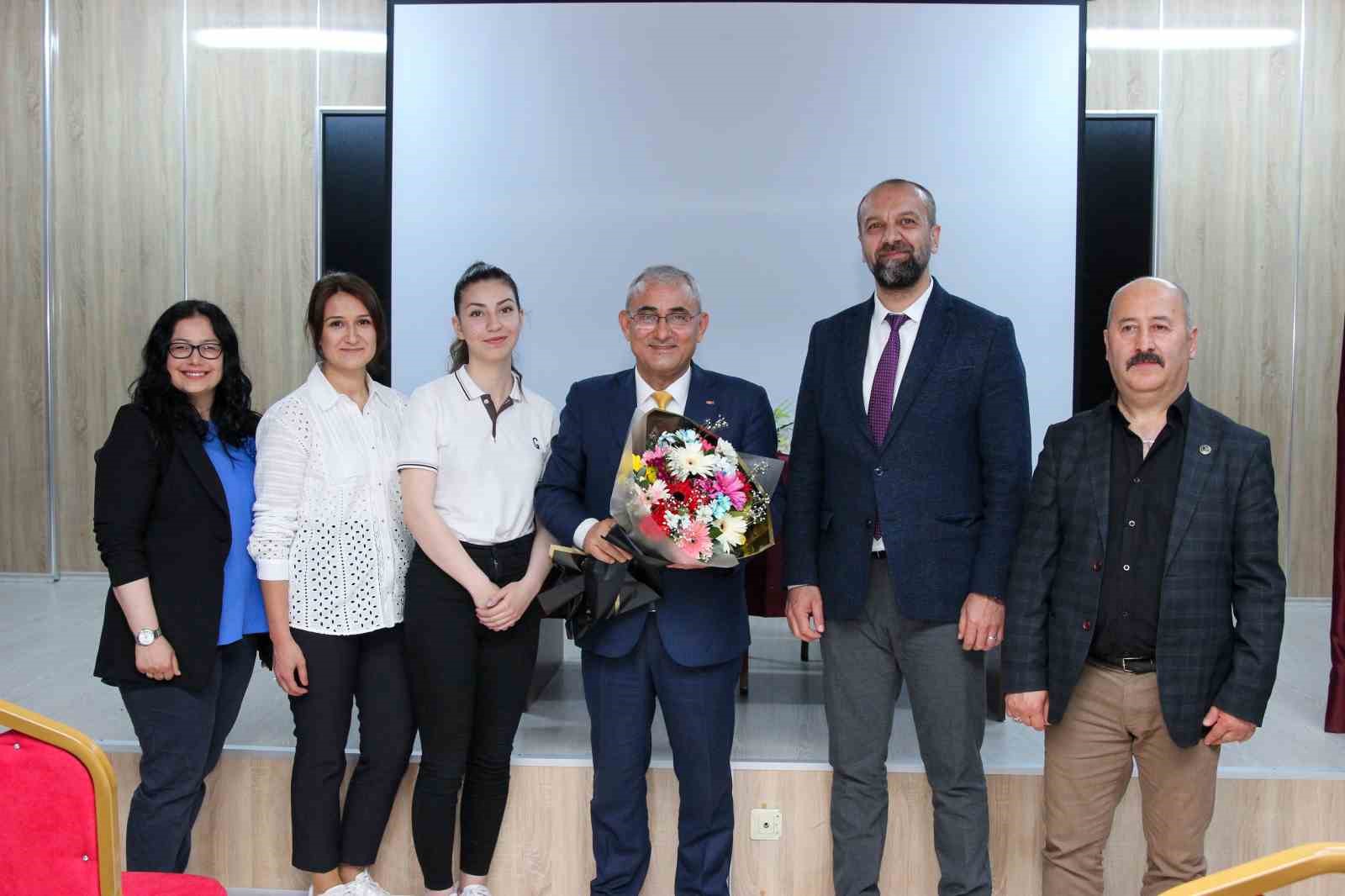 GENÇLERE TECRÜBELERİNİ ANLATTI
