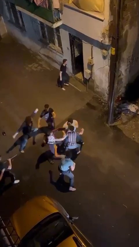 BURSA’DA GENÇLERİN SOPALI VE YUMRUK YUMRUĞA KAVGASI KAMERAYA YANSIDI.