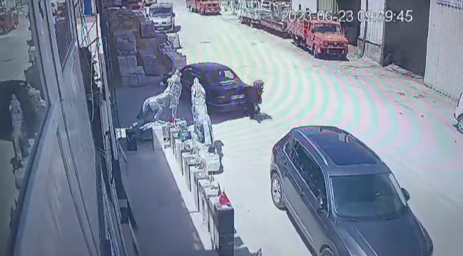 ANKARA’DA BİR KİŞİYE, GERİ MANEVRA YAPAN OTOMOBİL ÇARPTI. FACİANIN EŞİĞİNDEN