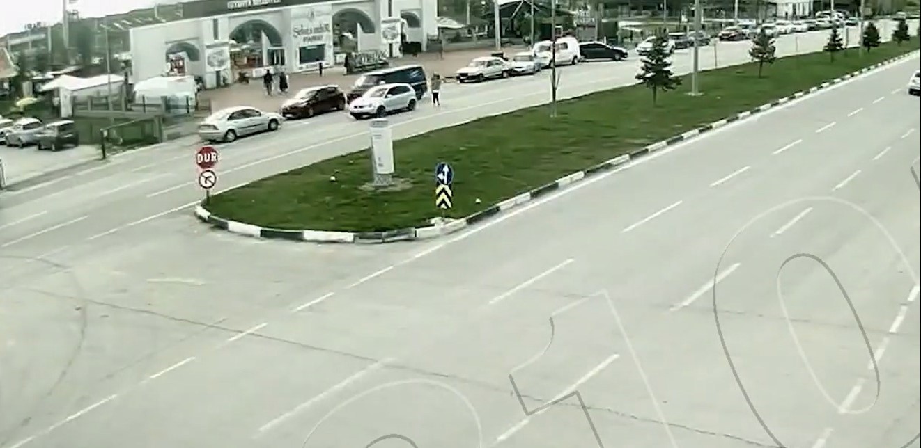 KÜTAHYA'DA GERİ MANEVRA YAPAN SÜRÜCÜ, ANNE VE BEBEĞİNE ÇARPTI, O