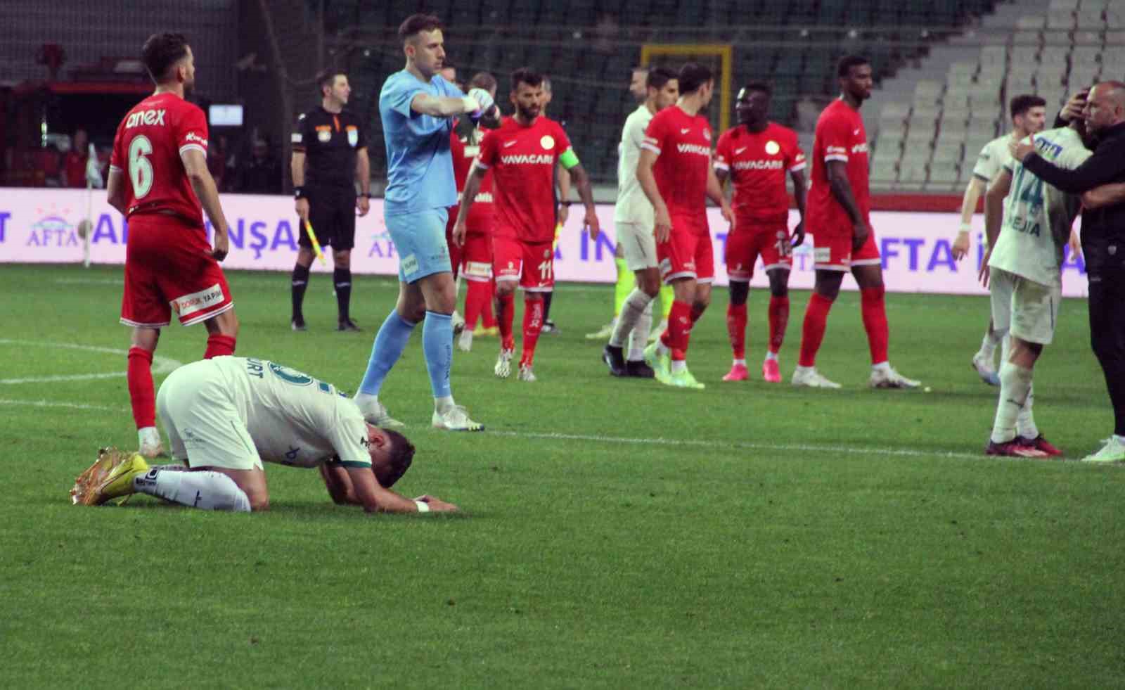 HAKEMİN BİTİŞ DÜDÜĞÜ İLE GİRESUNSPORLU FUTBOLCULAR GÖZYAŞLARINA BOĞULDU.