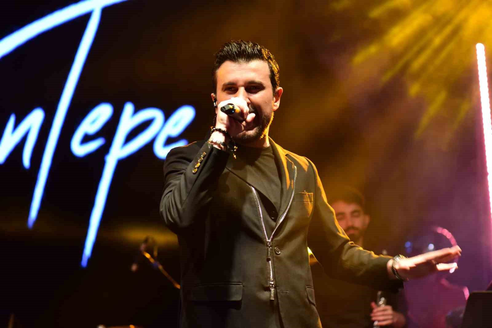TÜRK POP MÜZİĞİ'NİN GÜÇLÜ SESLERİNDEN GÖKHAN TEPE, BURSA’DA SAHNE ALDI.