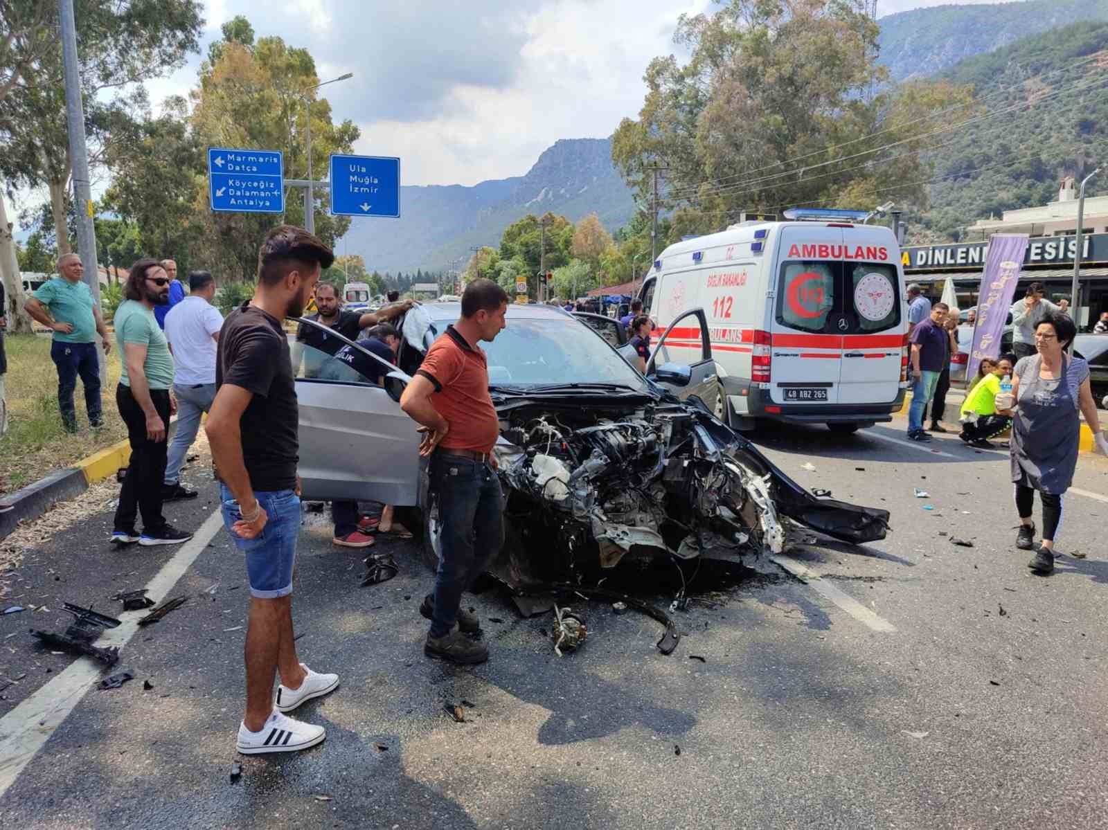 GÖKOVA KAVŞAĞI MARMARİS FETHİYE KARAYOLU AYRIMINDA BÜYÜKŞEHİR BELEDİYESİ AMBULANSI İLE