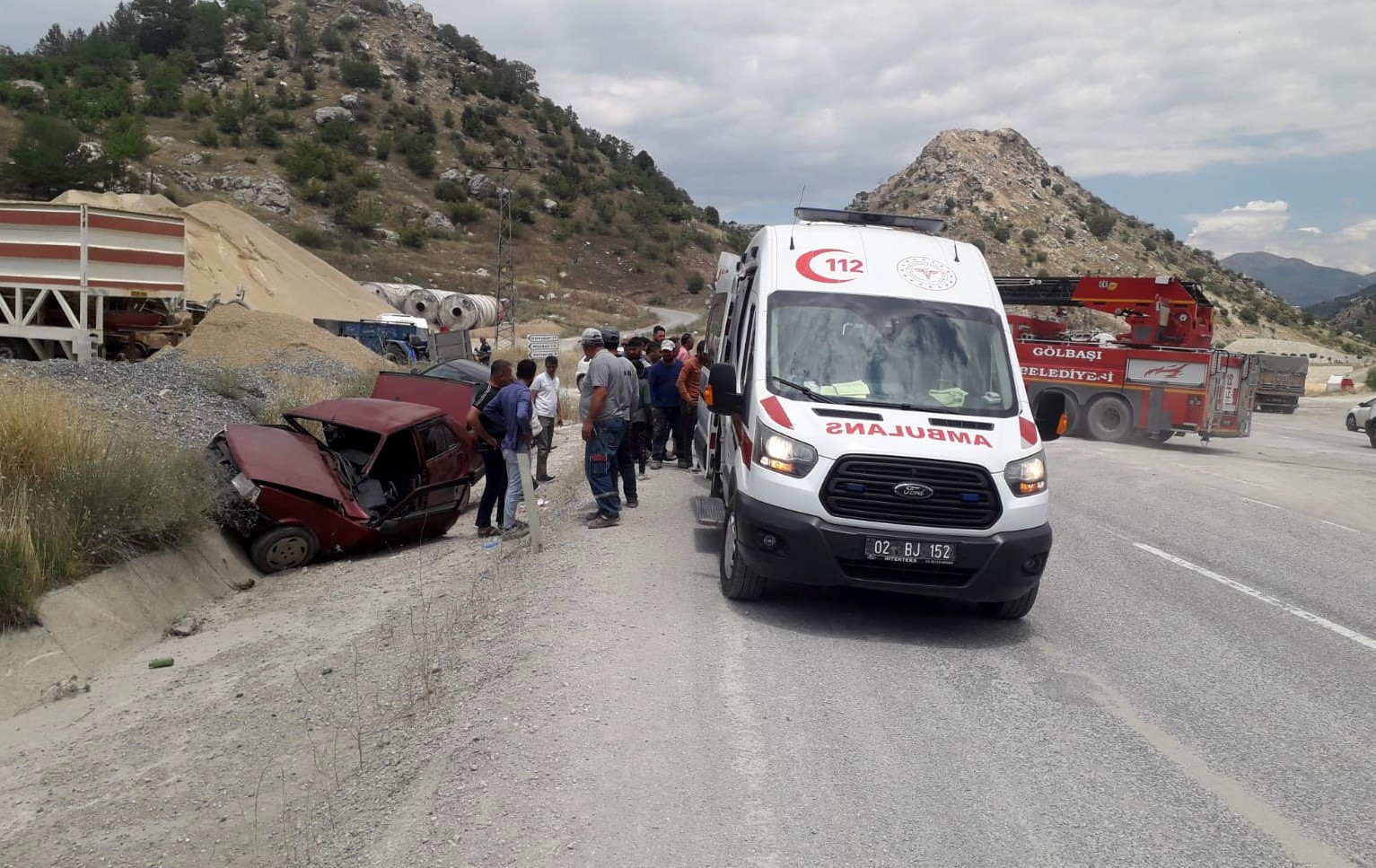 ADIYAMAN'IN GÖLBAŞI İLÇESİNDE 2 OTOMOBİLİN ÇARPIŞMASI SONUCU 3 KİŞİ YARALANDI.