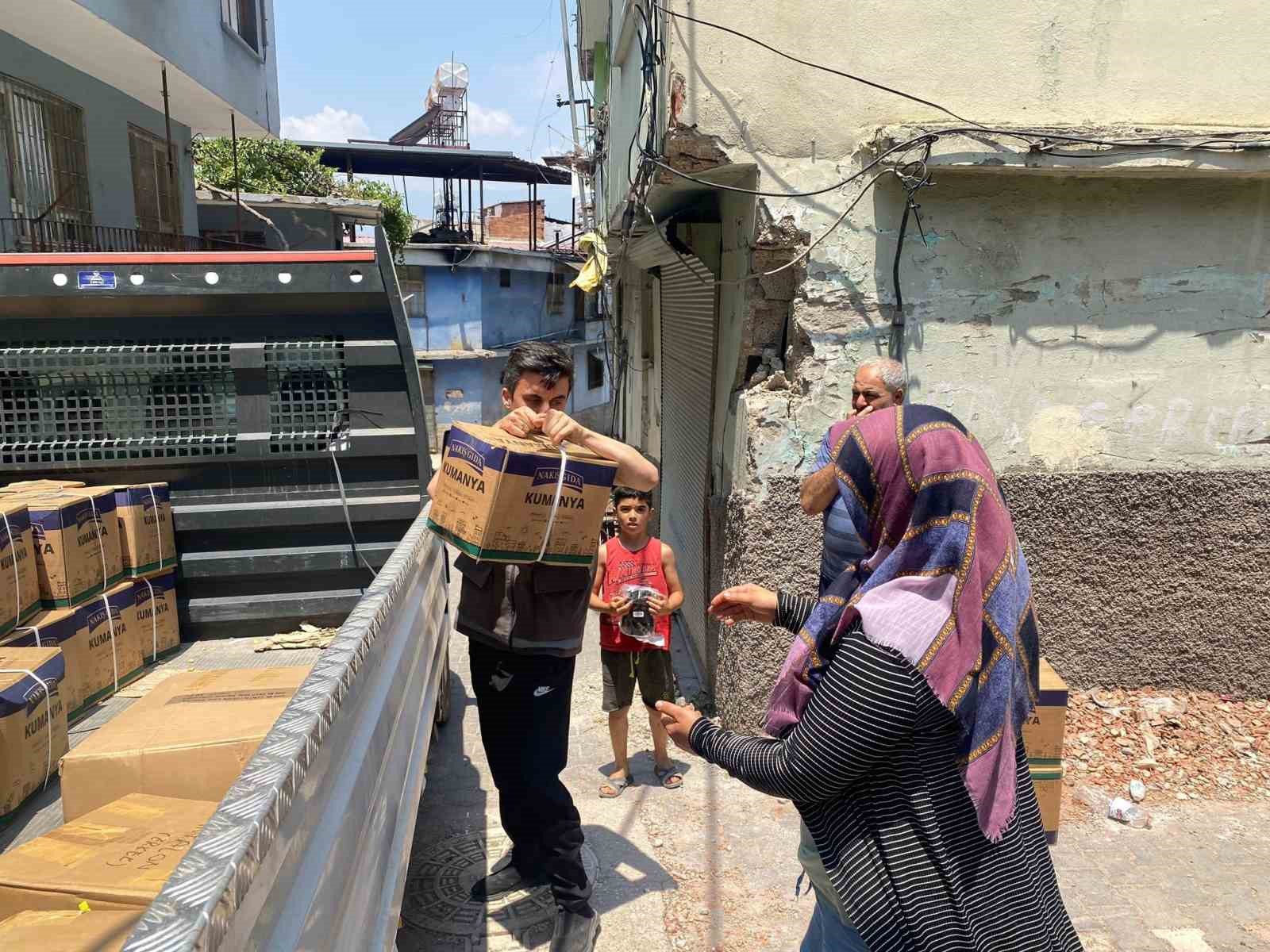 GÖLCÜK BELEDİYESİ EKİPLERİ, HATAY’DA DEPREMZEDELERİN İHTİYAÇLARINI KARŞILAYARAK BÖLGEDE İLAÇLAMA VE