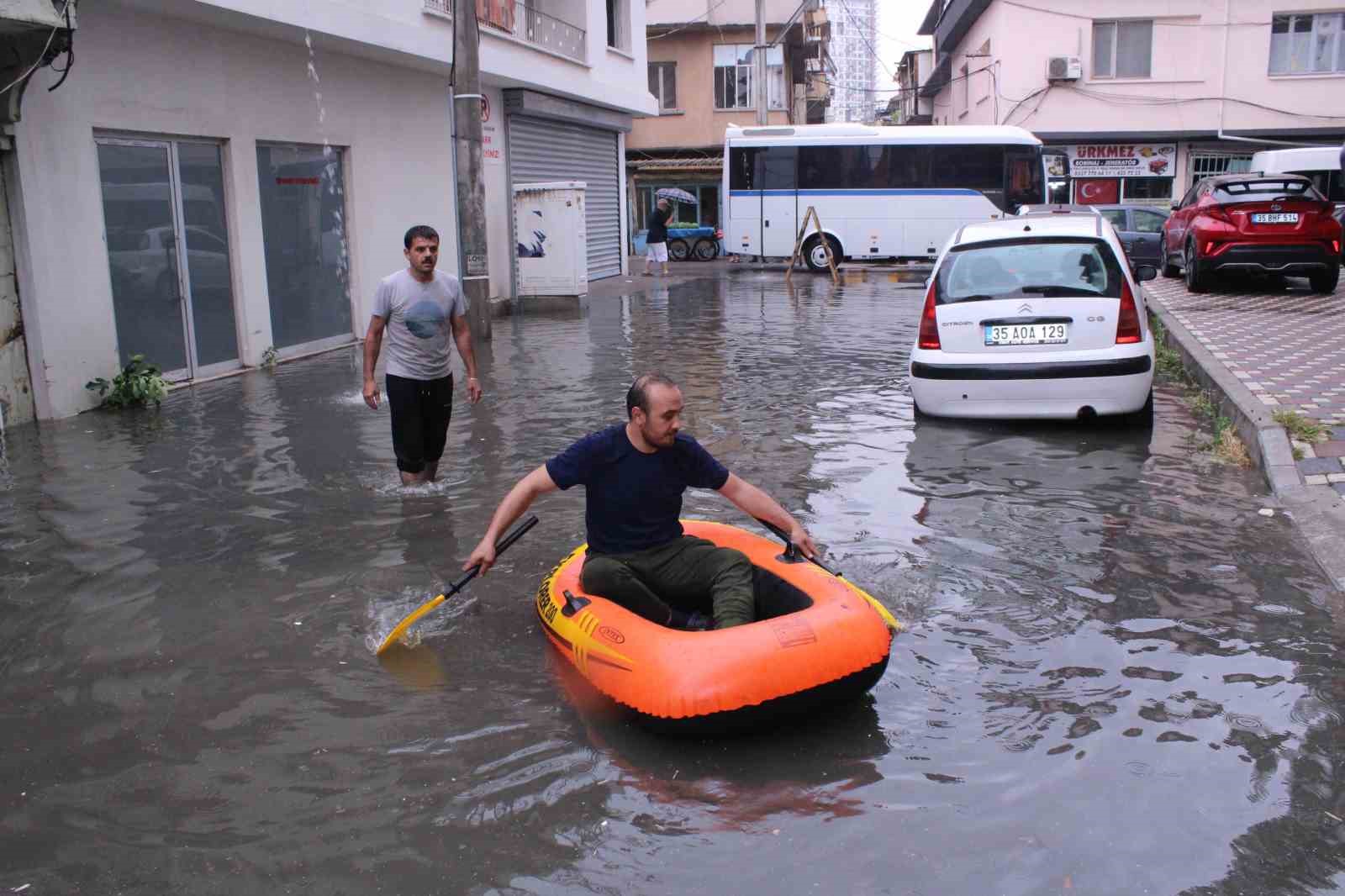Göle dönen sokaktan botla geçti BORNOVA İLÇESİNDE BİR ESNAF, SU BİRİKİNTİSİ OLAN SOKAKTAN BOT VE