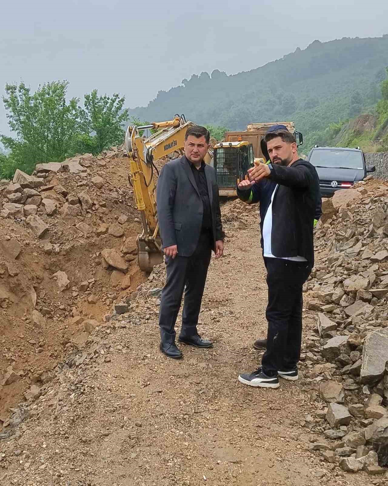 DÜZCE’NİN GÖLYAKA İLÇESİ ÇEVRE YOLUNDA YAŞANAN HEYELAN SONRASI BAŞLAYAN ÇALIŞMALAR