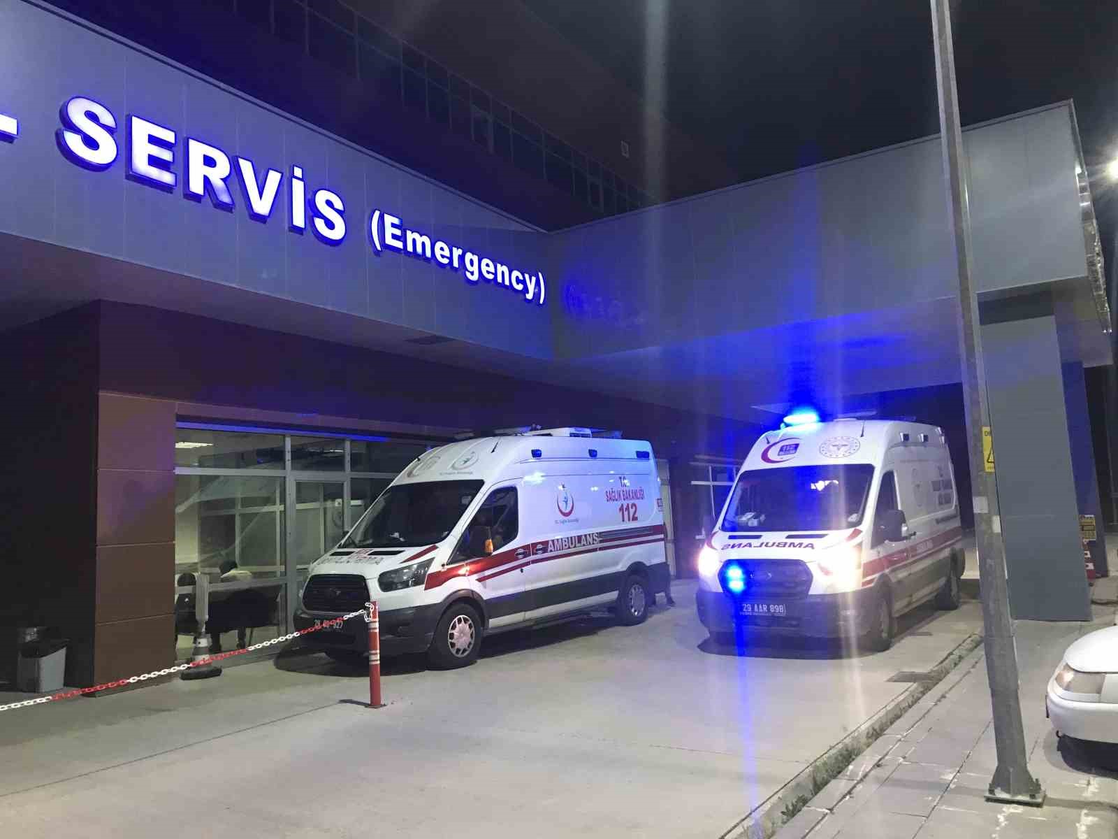 GÜMÜŞHANE’DE SÜRÜCÜSÜNÜN DİREKSİYON HAKİMİYETİNİ KAYBETTİĞİ OTOMOBİL YOL KENARINDAKİ TABELAYA ÇARPARAK