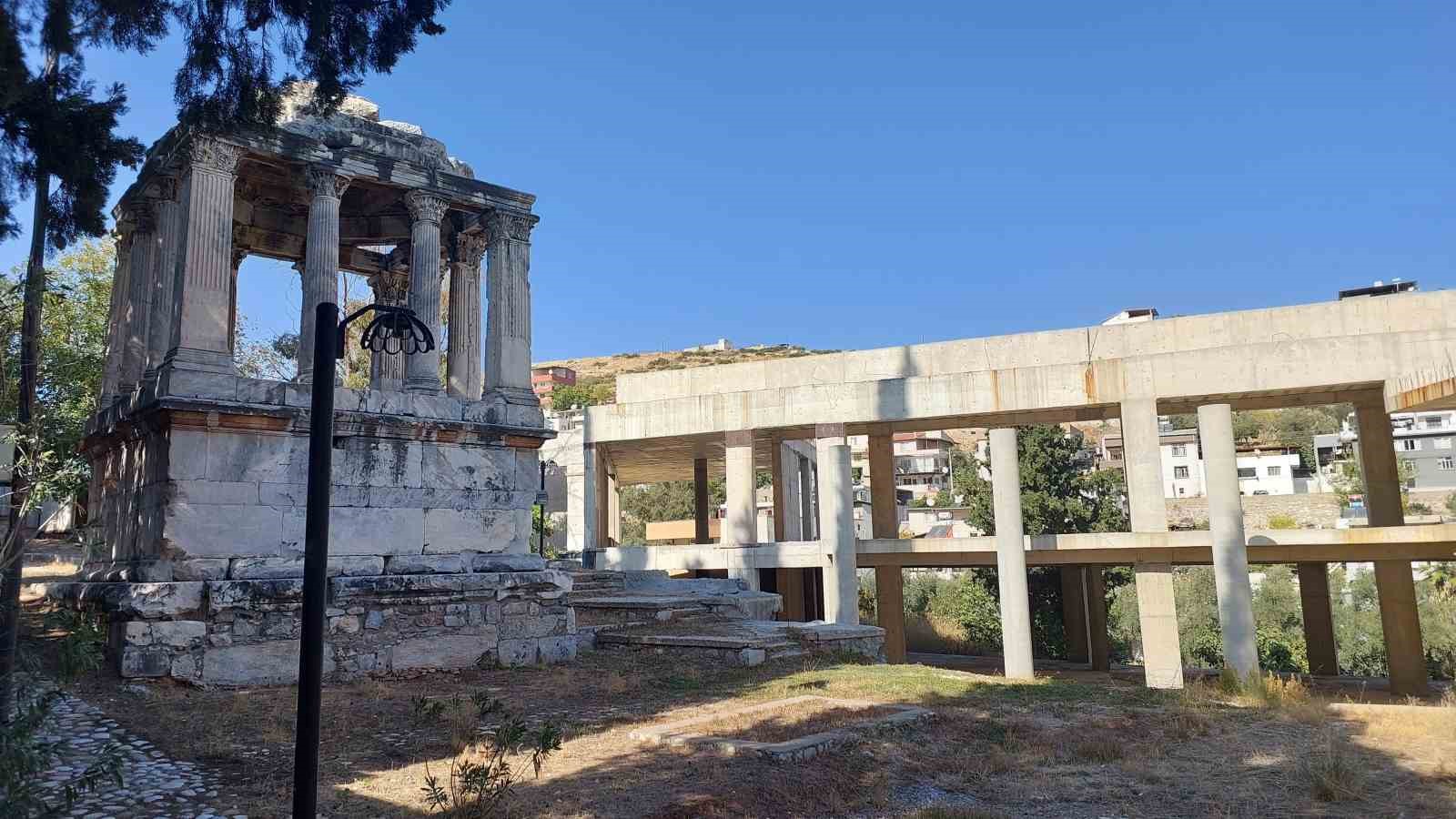 GÜMÜŞKESEN ANITI VE HEMEN YANINDA BULUNAN YENİ MİLAS ARKEOLOJİ MÜZESİ’NİN