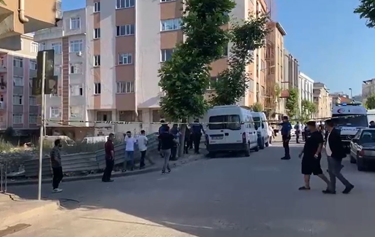 GÜNGÖREN’DE MOTOSİKLET İLE GELEN İKİ ŞAHIS SOKAKTA ARALARINDA HUSUMET BULUNAN