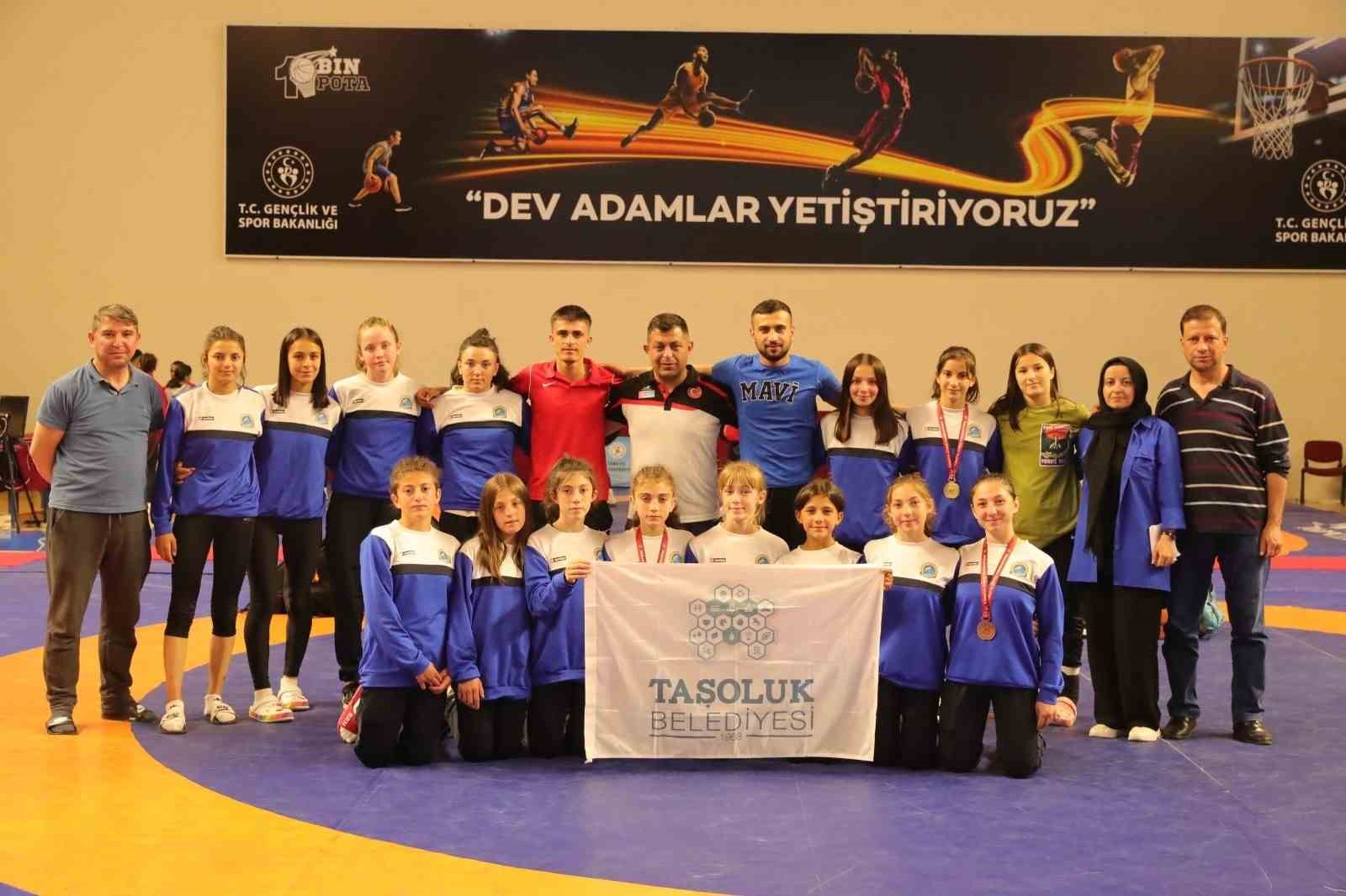AFYONKARAHİSAR TAŞOLUK BELEDİYESPOR KULÜBÜ NİĞDE'DE YAPILAN U-15 KADINLAR TÜRKİYE ŞAMPİYONASI'NA